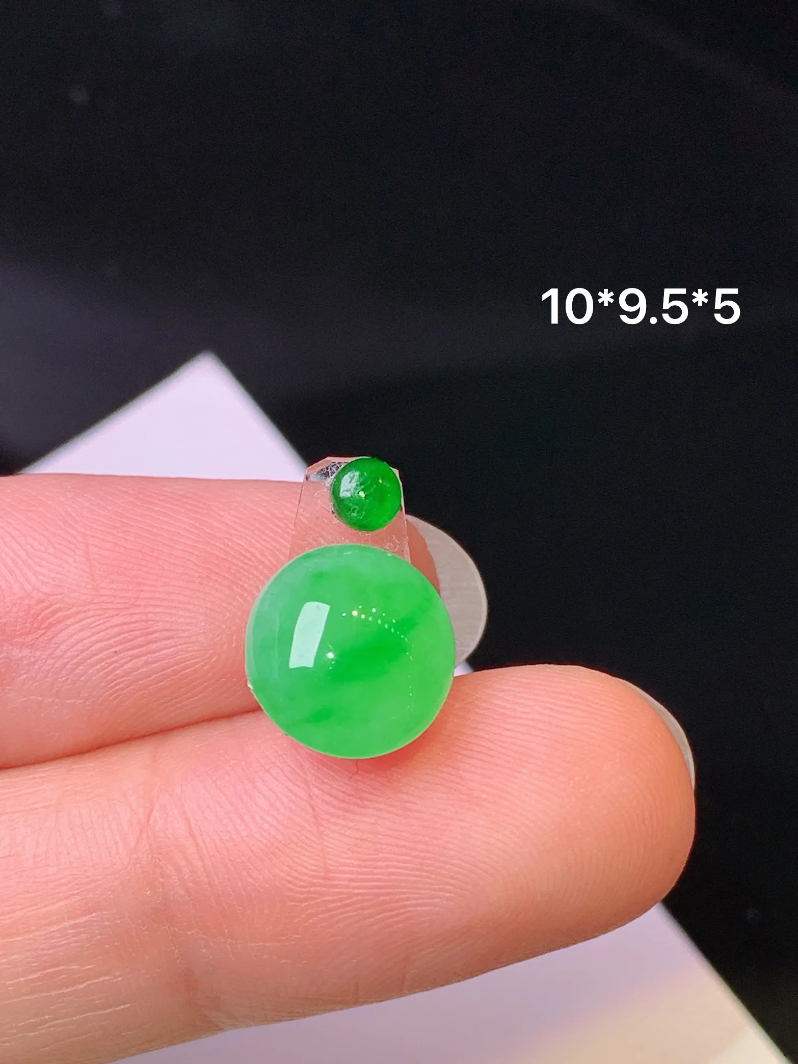 镶嵌款 翠绿蛋面吊坠 玉质细腻 色泽清新艳丽 整体尺寸10*9.5*5