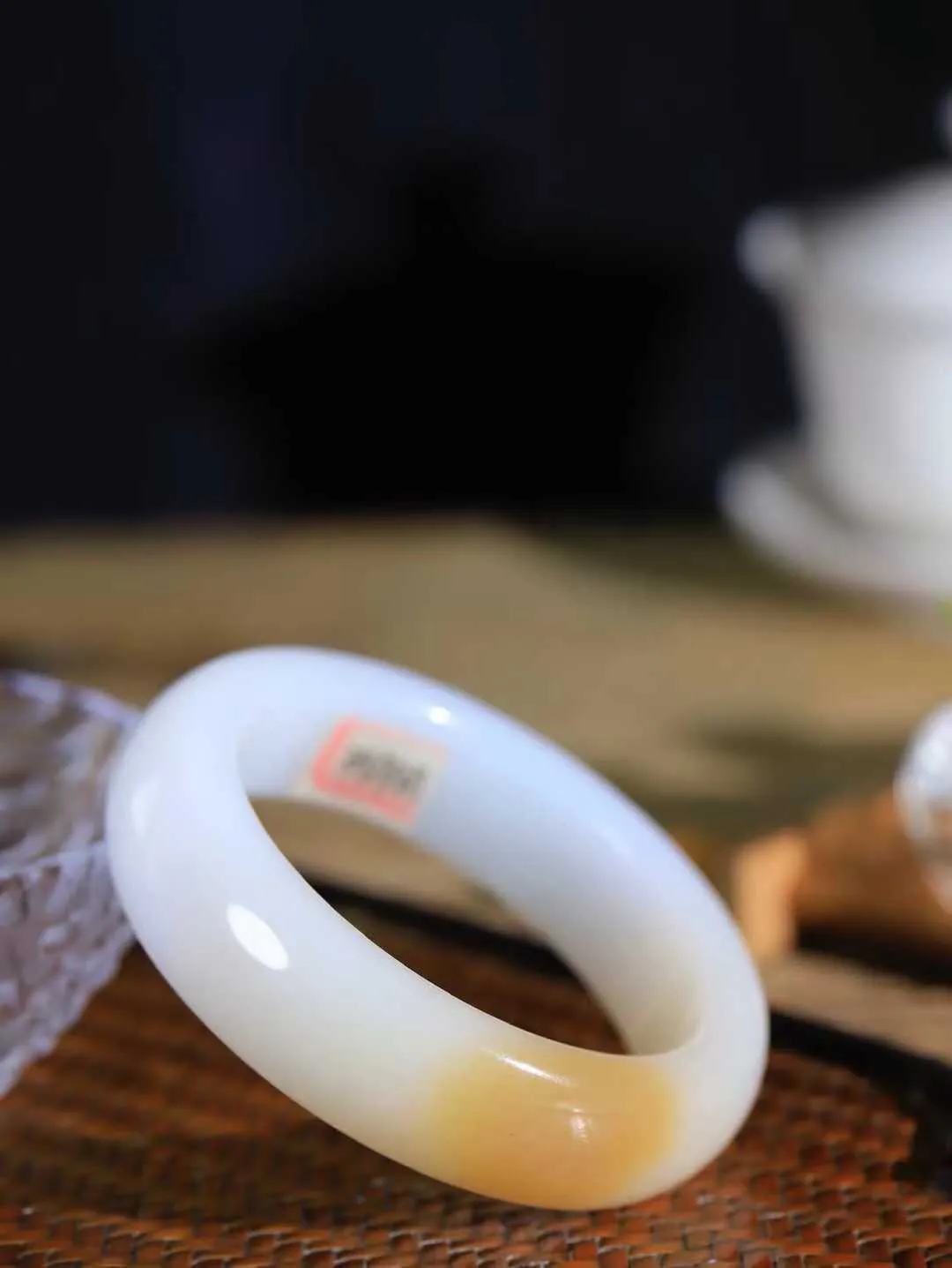 【暖玉生香·手镯】

收藏级臻品️和田玉糖白玉手镯，质地油润细腻，色泽高贵典雅，镯型古朴典雅。在诗情画意的雨巷相遇，你是我腕间的一抹风情，有你眸有深情，清风荡漾湖间静水，我愿俯身低眉，在烟波涟漪处，寻你深情倩影。内径58mm 尺寸18.5-9.9mm 重96.3克451101432A