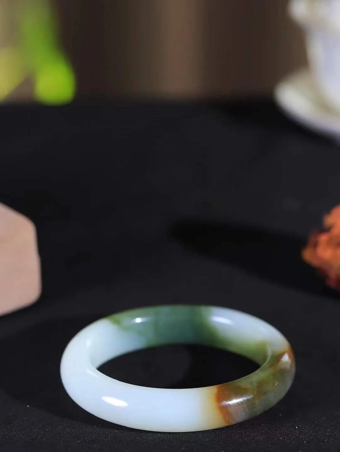 [温润如玉.手镯]

收藏级臻品️和田玉三色手镯。玉质温润细腻 油性十足 手感舒适，高华雅逸，线条