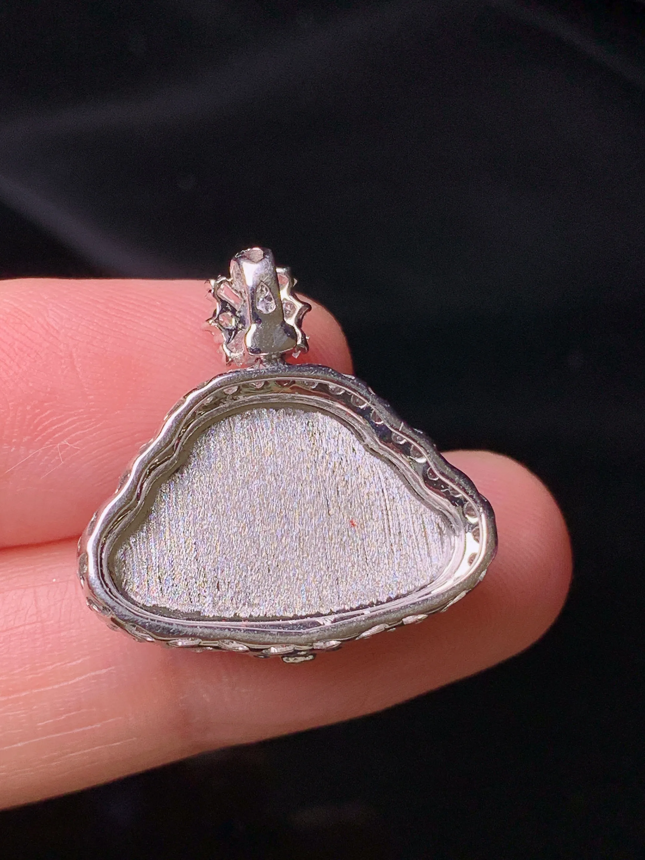 18k金钻镶嵌吊坠 玉质细腻 色泽清新艳丽 整体尺寸22.2*22*6.3