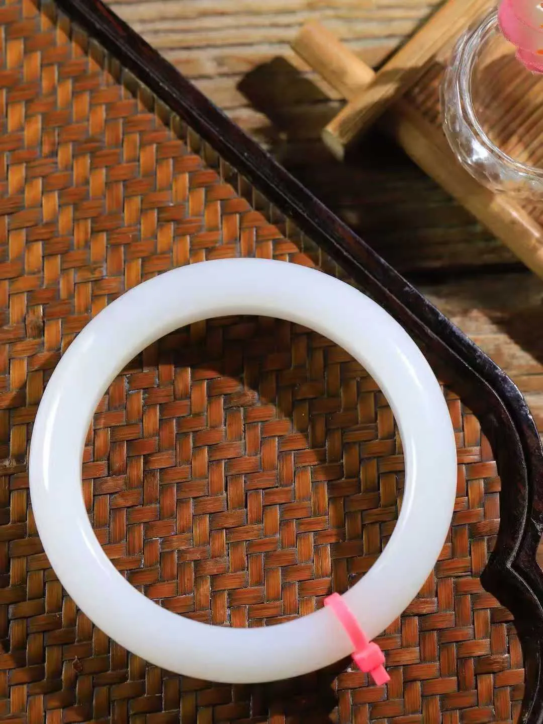 【花样年华·手镯】

精品和田玉白玉手镯，质地油润细腻，色泽高贵典雅，镯型古朴典雅。在诗情画意的雨巷相遇，你是我腕间的一抹风情，有你眸有深情，清风荡漾湖间静水，我愿俯身低眉，在烟波涟漪处，寻你深情倩影。内径56.5mm尺寸12.9-9.3mm 重59.4克fDT-781151441