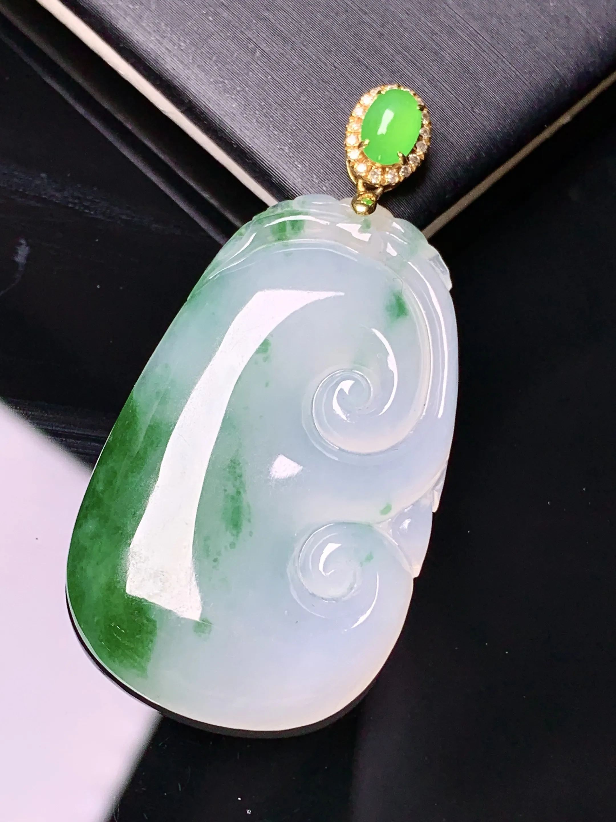 18k金钻镶嵌飘绿如意吊坠 玉质细腻 色泽清新艳丽 整体尺寸46*22.7*4.8
