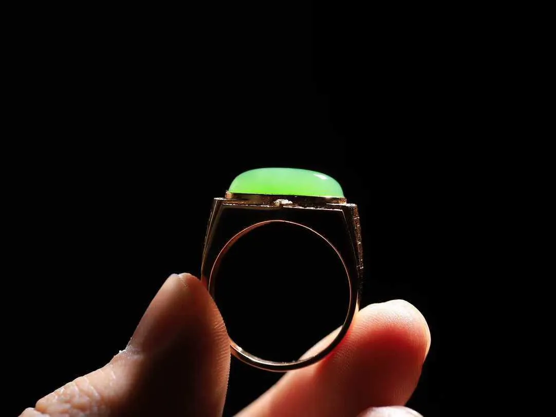 【金镶玉.戒指】

精品和田玉碧玉猫眼18k金戒指 玉质细腻温润 油性十足 ，不论时光如何流转变化，这枚戒指始终闪耀着最初的光芒。精工镶嵌18K金 （保真金 可检测贵金属18K金） 重6.7克 尺寸18.8-16.3-9mm 231121436A