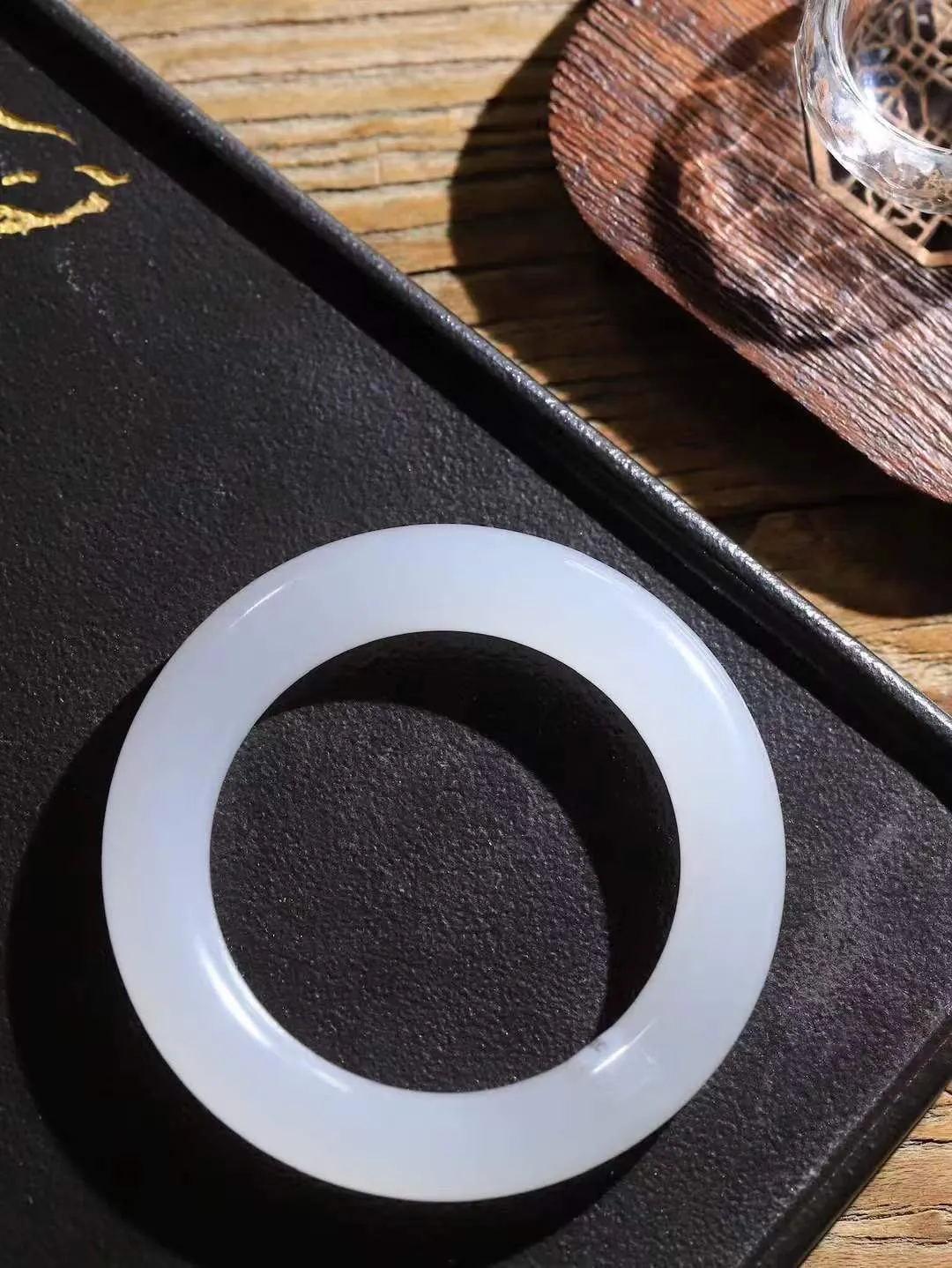 【情有独钟.手镯】

收藏级和田玉冰白圆条手镯 玉质温润细腻 油性十足 手感舒适，高华雅逸，线条流畅，简约大气，美自天成，素雅高贵。佩戴于腕间，婉约之美，举手投足间透出那低调奢华。重74.9克 内径54mm 尺寸12.1-12.3mm   FDA-791142251