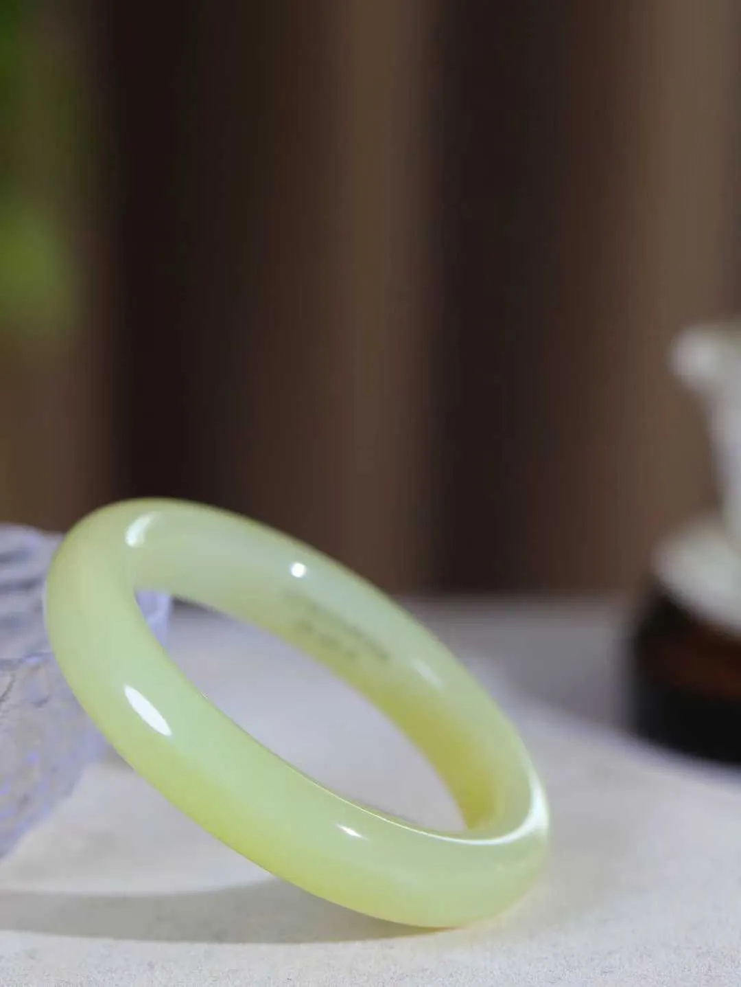 （一见钟情.手镯）

精品️和田玉手镯，玉质温和莹润，精光内蕴，手感舒适。整器简约，打磨光洁，让人爱不释手，料美艺精，萦绕于手，尽显高贵之姿。重66克 内径57mm尺寸13-9.9mm   FDA-101101473