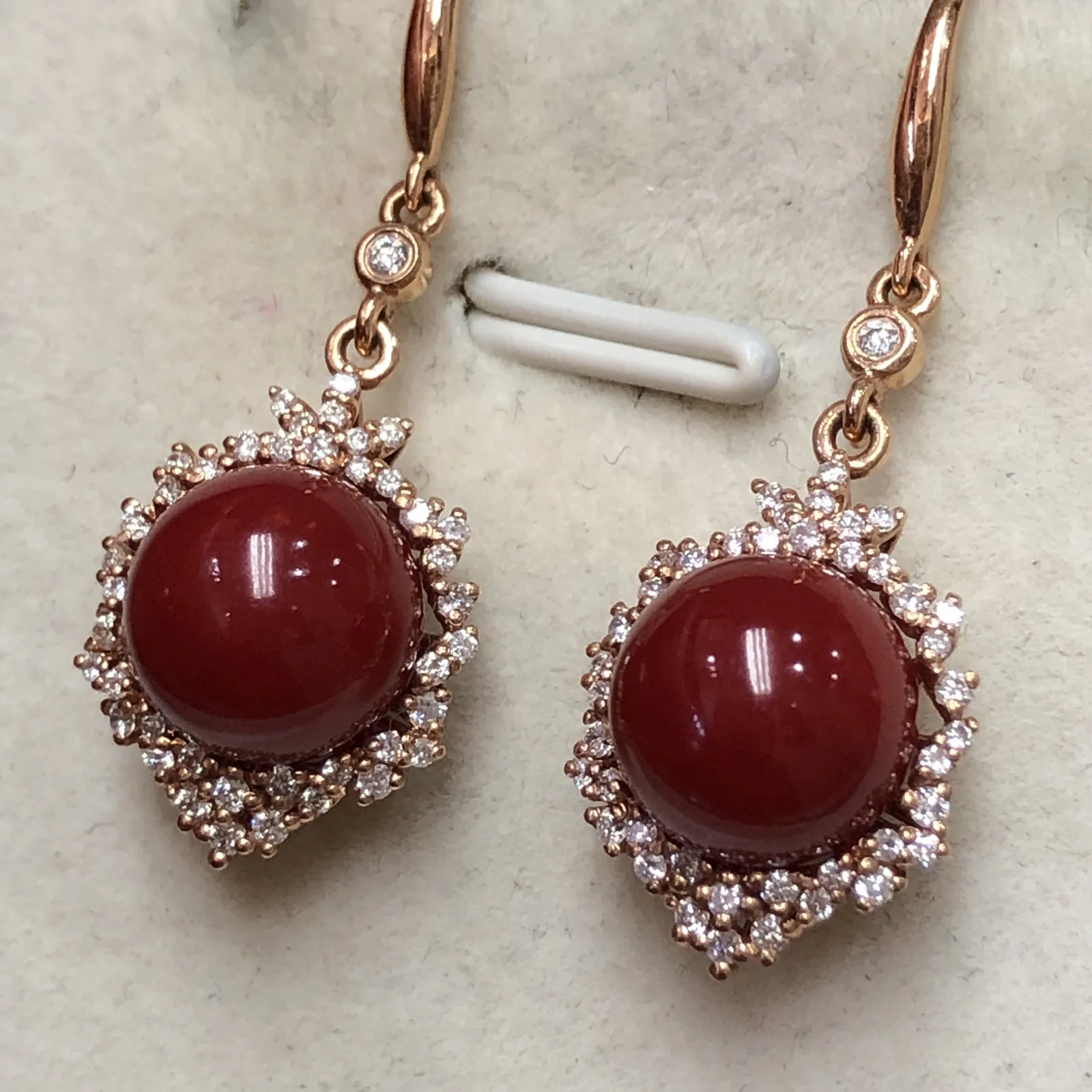 【天然阿卡牛血红珊瑚8.7mm圆珠大钻满钻豪华镶嵌耳坠】可遇不可求！日本深海阿卡材料，天然无添加无优化，牛血红色，裸石尺寸为8.7*8.7*8.7mm，整体尺寸31.2*11.8*10mm，18k金大钻石满钻豪华镶嵌！重量4.71克。高端大气上档次！