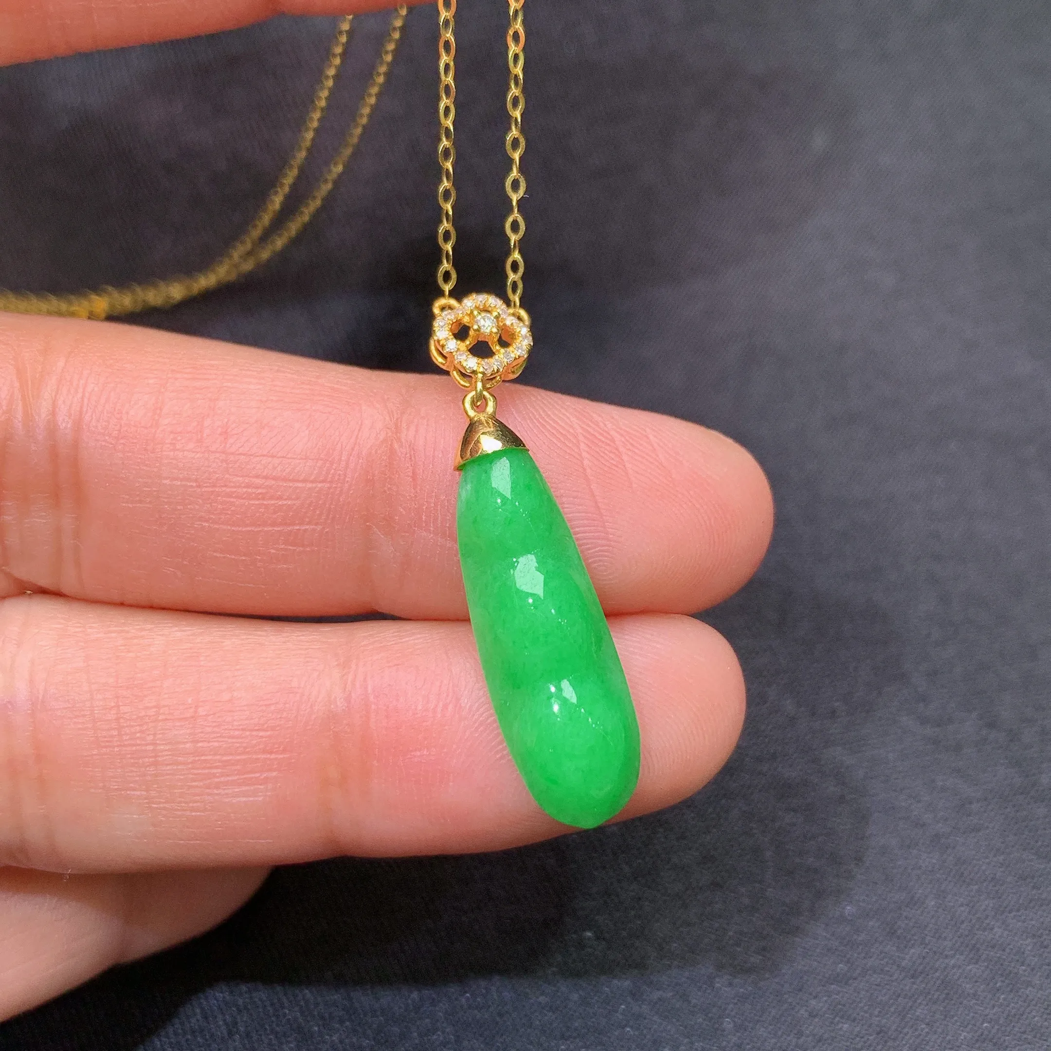 冰阳绿福豆锁骨链，18k金镶嵌，款式新颖，冰润色阳，种水足，整体尺寸31.3*7.1*3.9