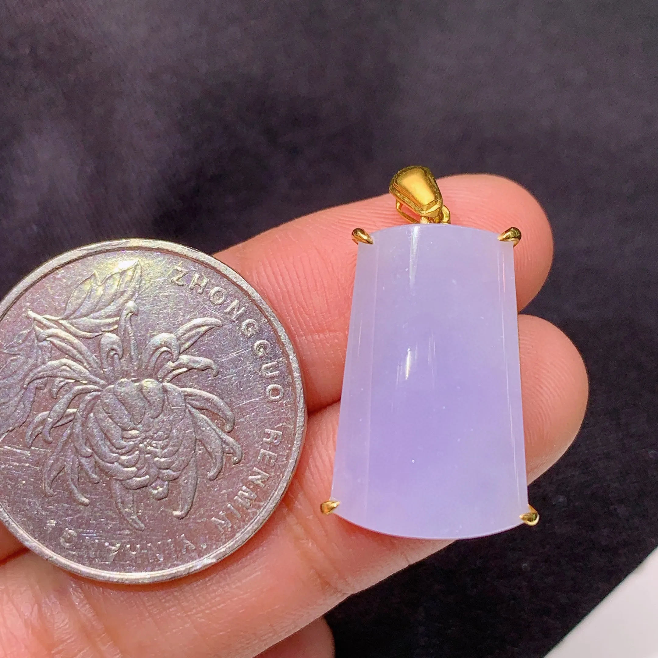 冰紫罗兰无事牌吊坠，18k金镶嵌，温润细腻，颜色鲜艳 整体尺寸26.6*14.7*5.7