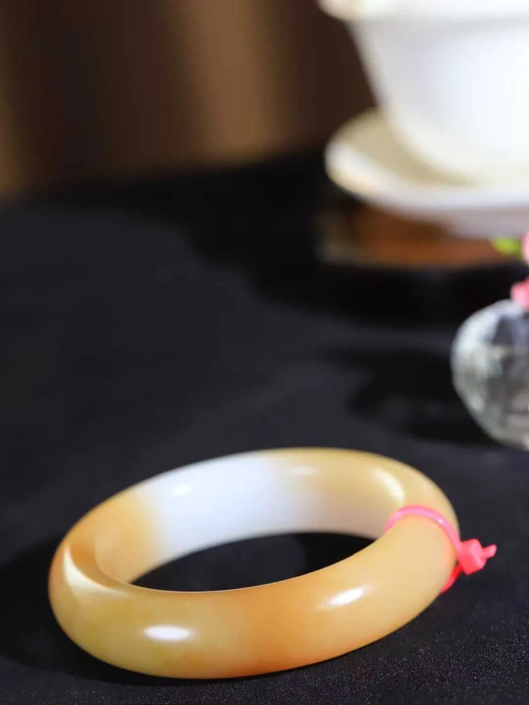 （一见倾心.手镯）

精品和田玉糖白玉手镯，玉质温润细腻 油性十足 手感舒适，高华雅逸，线条流畅，简