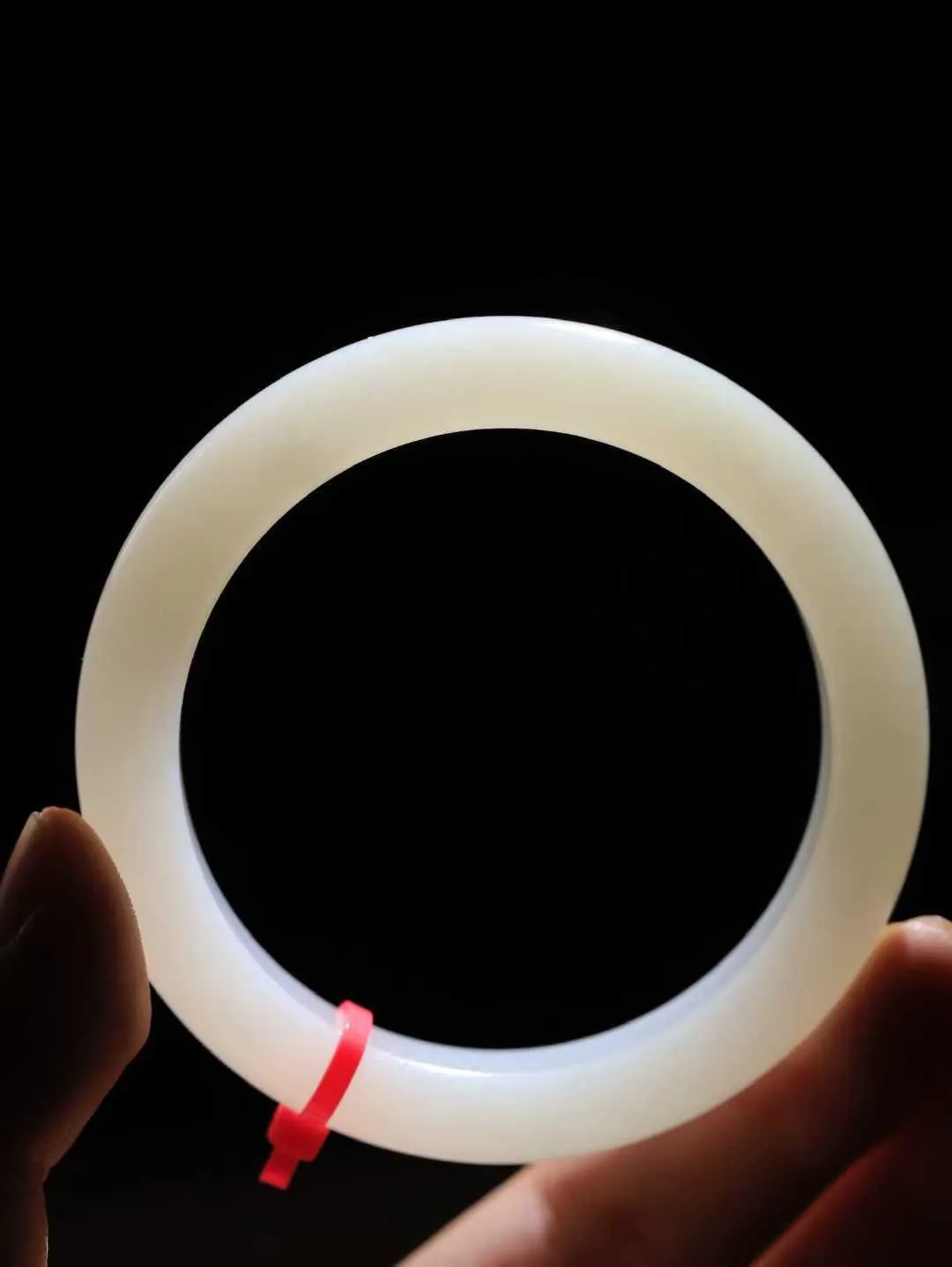 【花样年华·手镯】

精品和田玉白玉手镯，质地油润细腻，色泽高贵典雅，镯型古朴典雅。在诗情画意的雨巷相遇，你是我腕间的一抹风情，有你眸有深情，清风荡漾湖间静水，我愿俯身低眉，在烟波涟漪处，寻你深情倩影。内径56.5mm尺寸12.9-9.3mm 重59.4克fDT-781151441