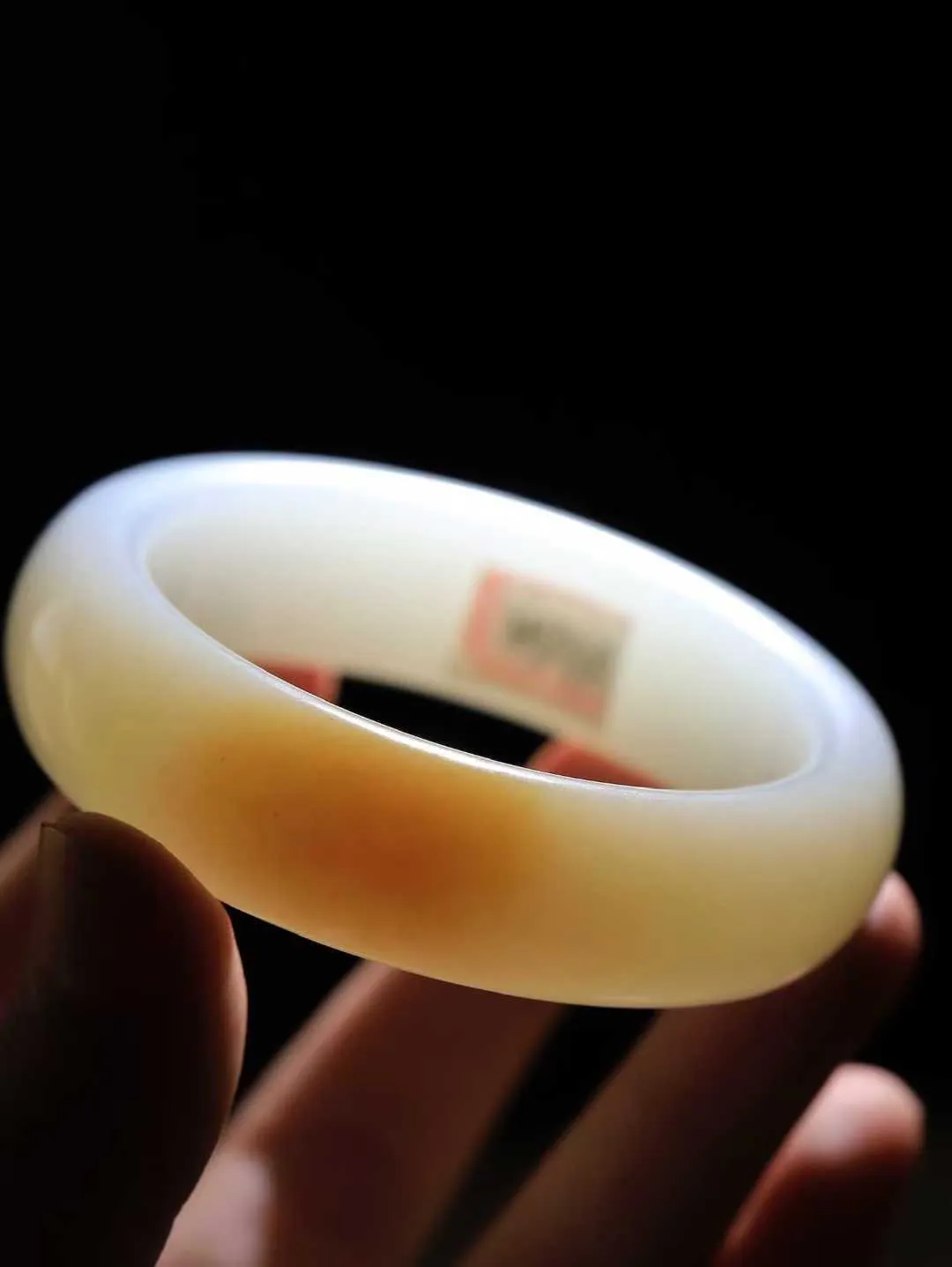 【暖玉生香·手镯】

收藏级臻品️和田玉糖白玉手镯，质地油润细腻，色泽高贵典雅，镯型古朴典雅。在诗情画意的雨巷相遇，你是我腕间的一抹风情，有你眸有深情，清风荡漾湖间静水，我愿俯身低眉，在烟波涟漪处，寻你深情倩影。内径58mm 尺寸18.5-9.9mm 重96.3克451101432A