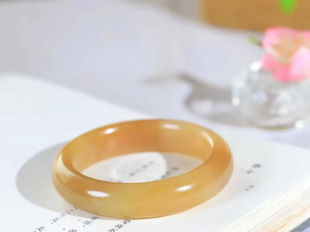 【暖玉生香·手镯】

精品和田玉糖白玉手镯，质地油润细腻，色泽高贵典雅，镯型古朴典雅。在诗情画意的