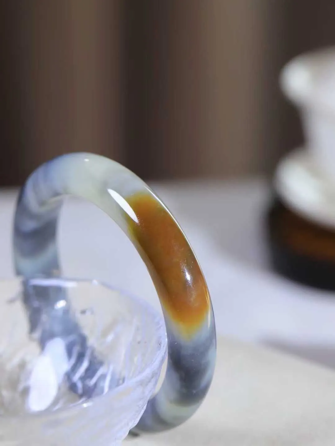 【籽.水墨风情.手镯】

新疆和田籽料青花手镯 玉质细腻饱满，镯型大气，脂感油润。青花晕染轻淌，让人迷醉其中，就如身在云雾飘渺的群山之中，雾气升腾～重64.8克 尺寸57-12.7-9.8mm FDA-771121400