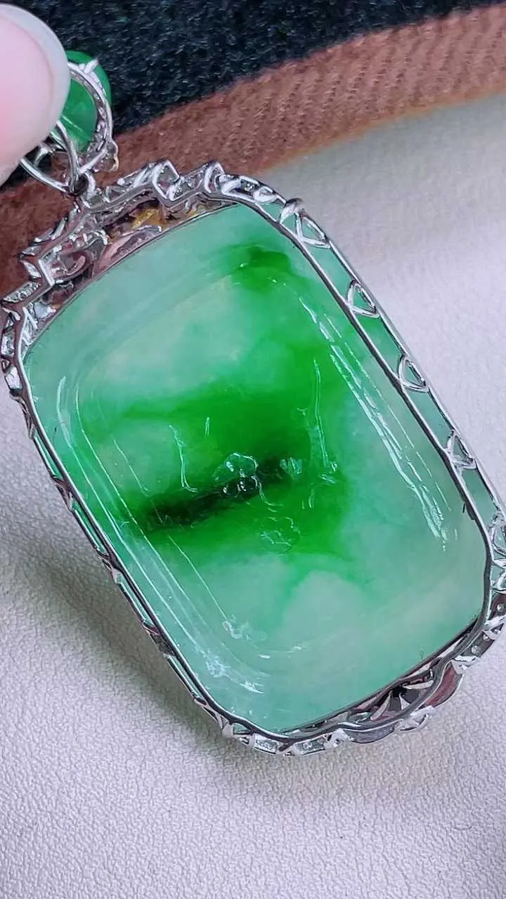 【翡翠名称】18K金镶钻冰俏阳绿飞天仙女吊坠
【翡翠尺寸】含金61.7/29.7/8mm
【翡翠描述】缅甸天然翡翠A货，种老水足，玉质细腻，色泽靓丽，性价比高，佩戴效果好！