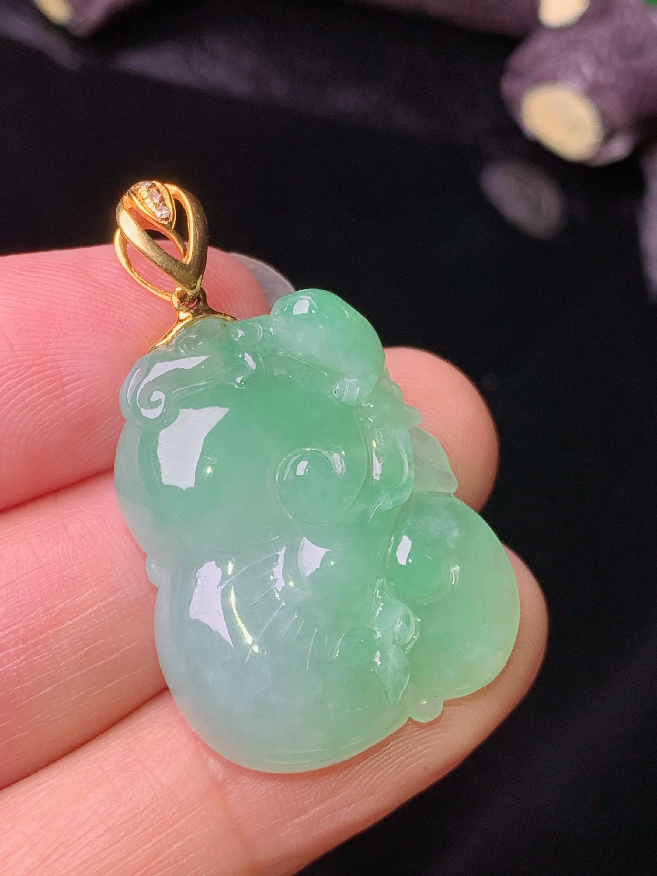 18k金镶嵌浅绿如意吊坠 玉质细腻 色泽清新艳丽 整体尺寸34.8*21.5*6.3