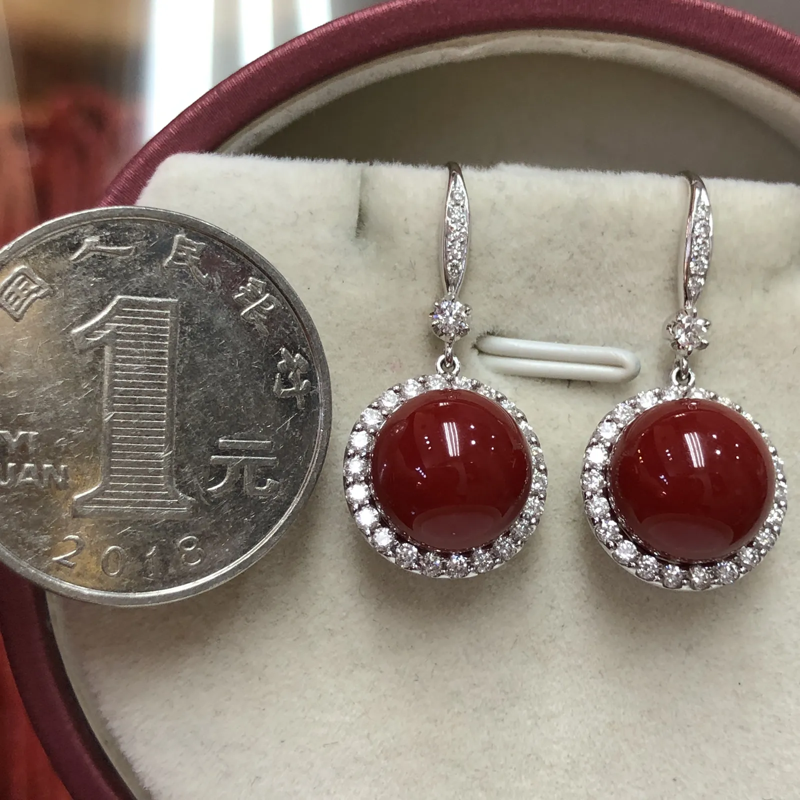 【天然阿卡牛血红珊瑚10.5mm圆珠大钻满钻豪华镶嵌耳坠】可遇不可求！日本深海阿卡材料，天然无添加无优化，牛血红色，圆珠裸石尺寸为10.5*10.5*10.5mm，整体尺寸27.6*13.5*11.5mm，18k金大钻石满钻豪华镶嵌！重量7.75克。高端大气上档次！