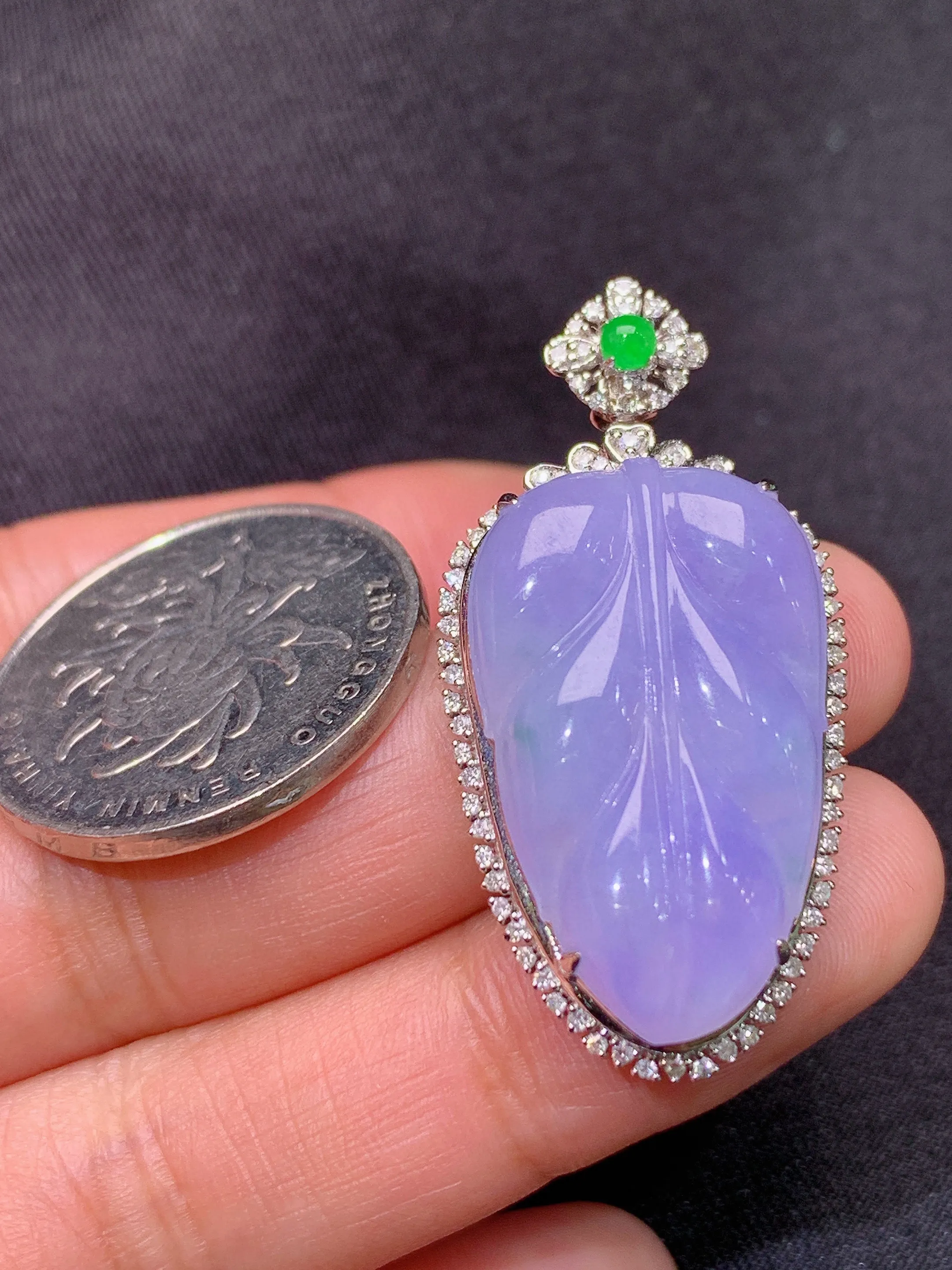 冰紫罗兰树叶吊坠，18k金镶嵌，温润细腻，颜色鲜艳，整体尺寸38.7*19.5*9.7