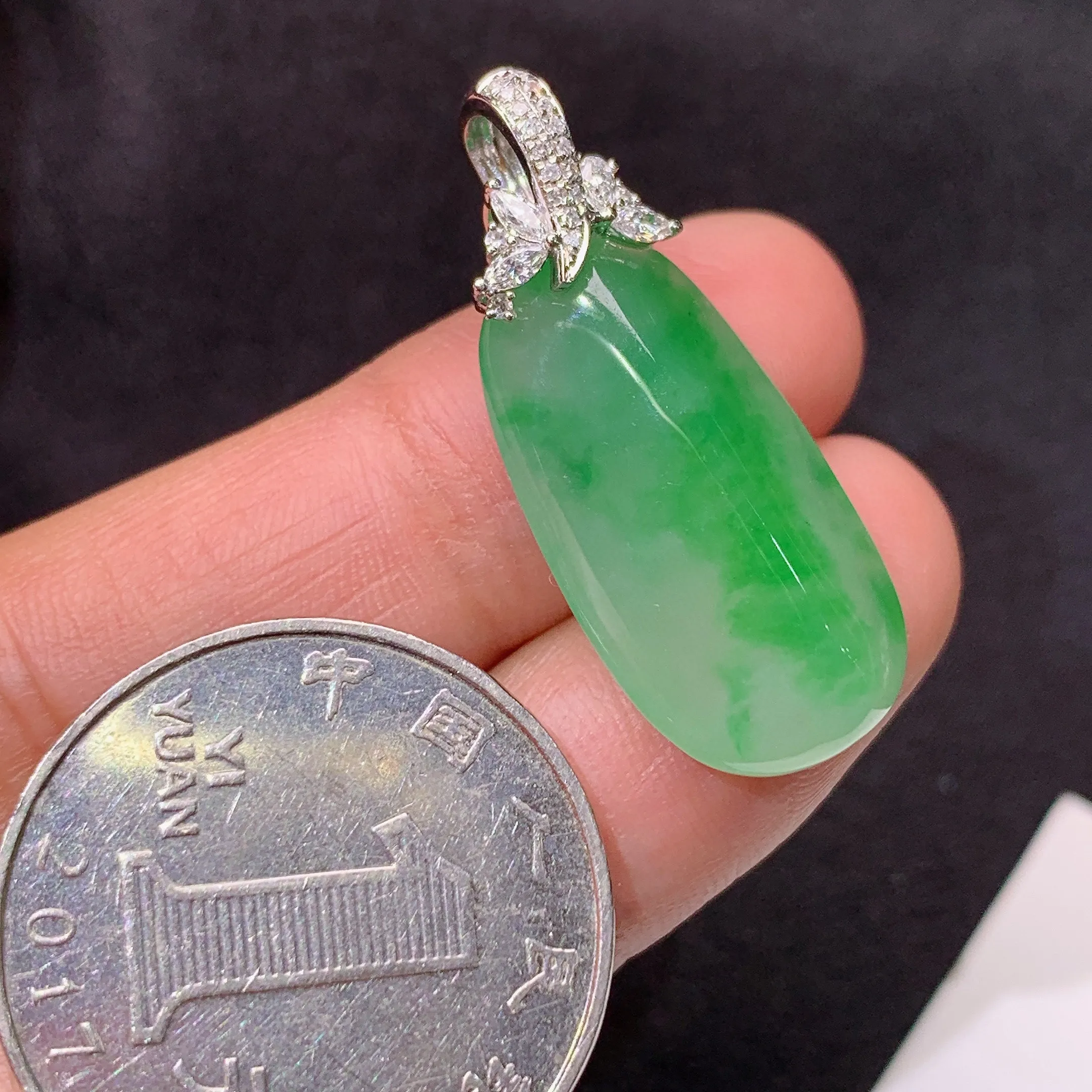 冰飘绿福瓜吊坠，18k金镶嵌，冰润色阳，玉质细腻，种水足，整体尺寸30.7*12.8*6.9