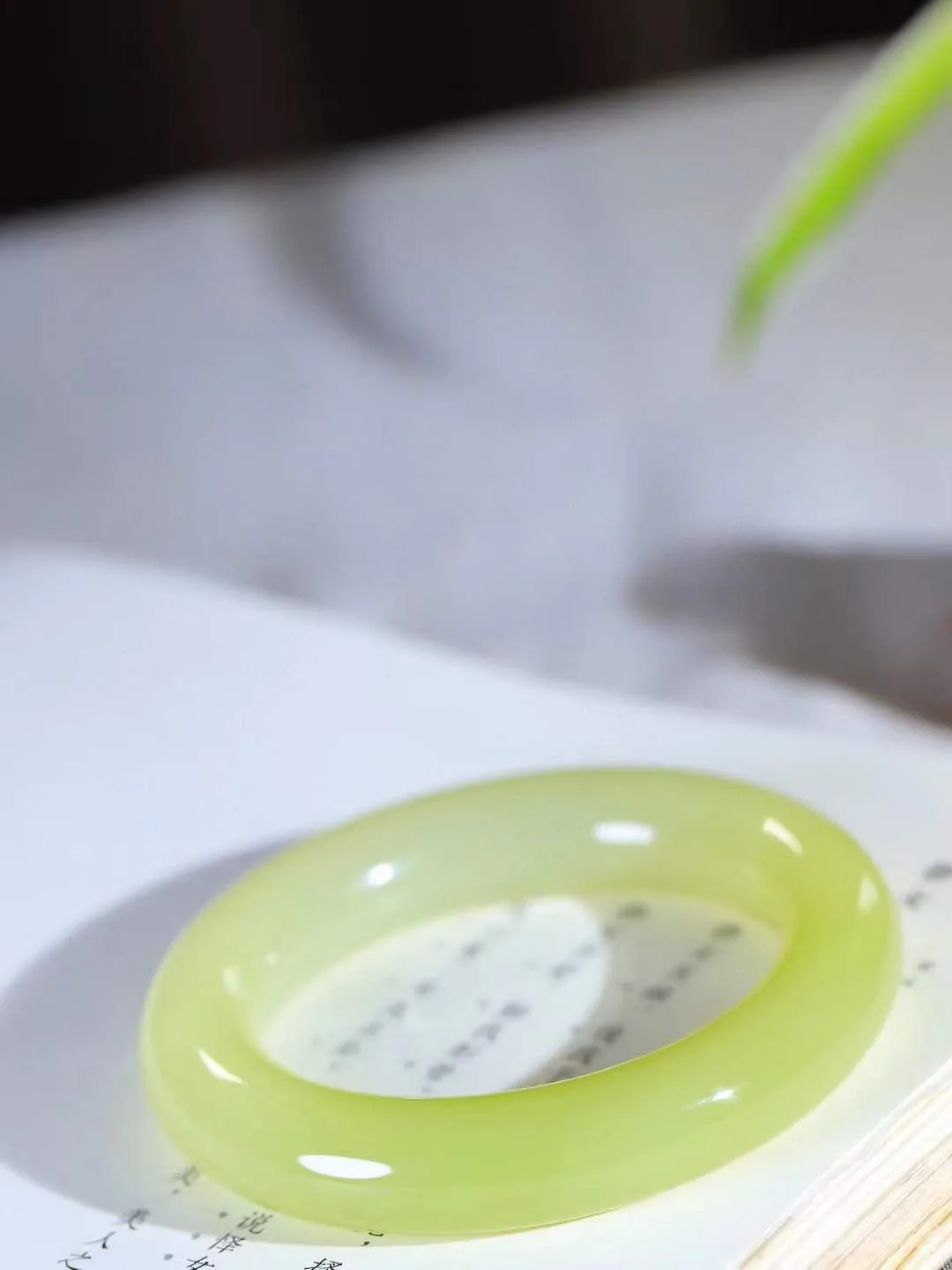 （冬日暖阳.手镯）

精品️和田玉黄口圆条手镯 质地油润，大气雅致，清风明月潺潺，浮浮洗尽铅华随于心，净于念……重77.7克  尺寸52-12.5-12.5mm fDA-991102274