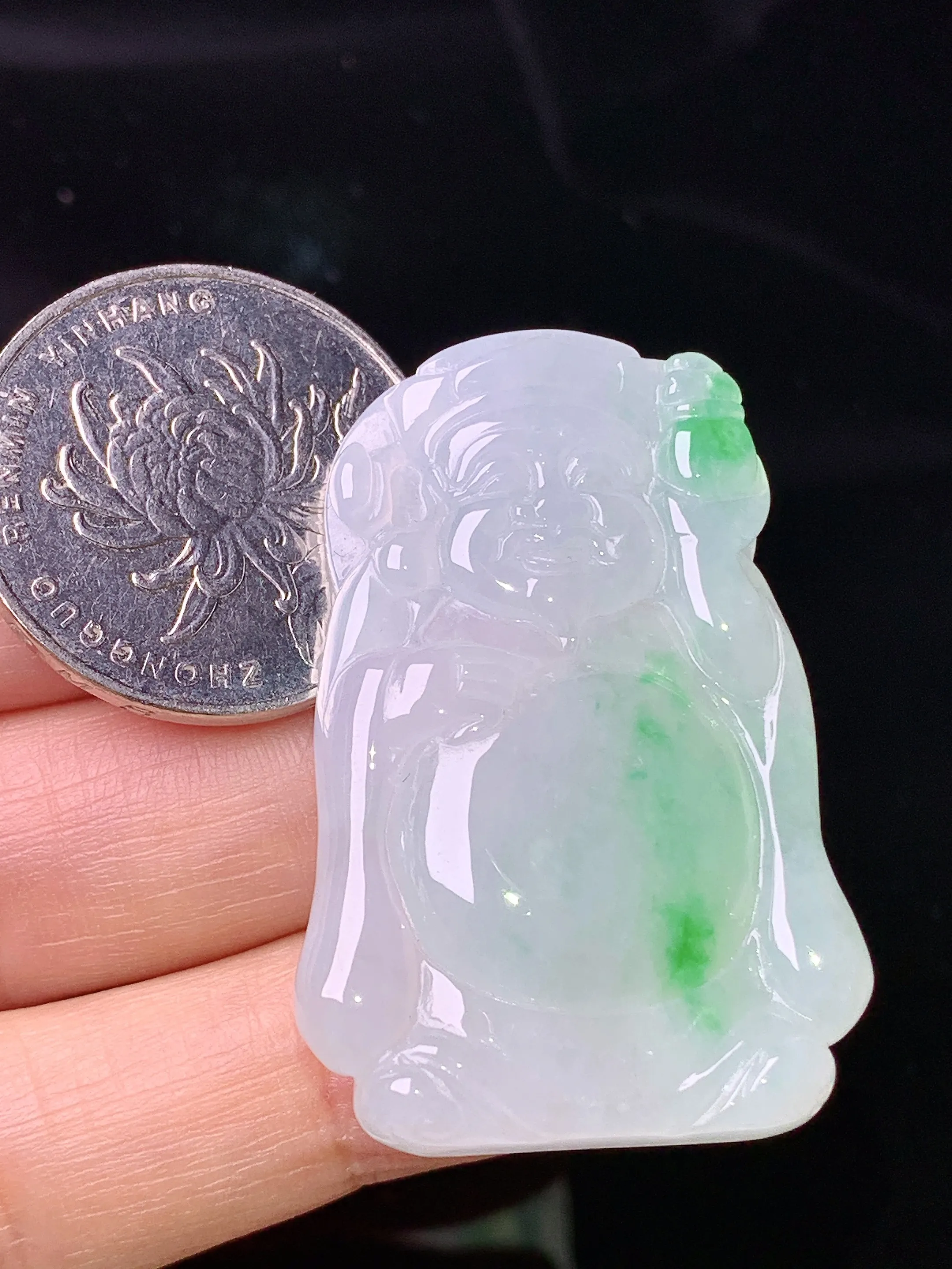 飘绿财神吊坠 玉质细腻 色泽清新艳丽 整体尺寸41.6*27.6*5.7