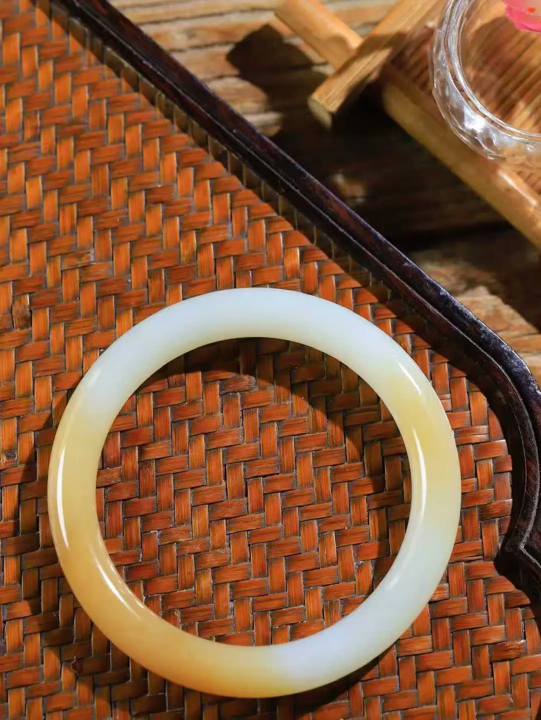 【玉佳人·手镯】

精品和田玉糖白玉圆条手镯 ，玉质细腻油润，做工细致精美，端庄素雅，亭亭玉立，芊芊素手。芊芊素手，怎能忘镯？秀美圆条，更显婀娜。内径53mm 尺寸8.3-8.4mm重31.4克 691101484T