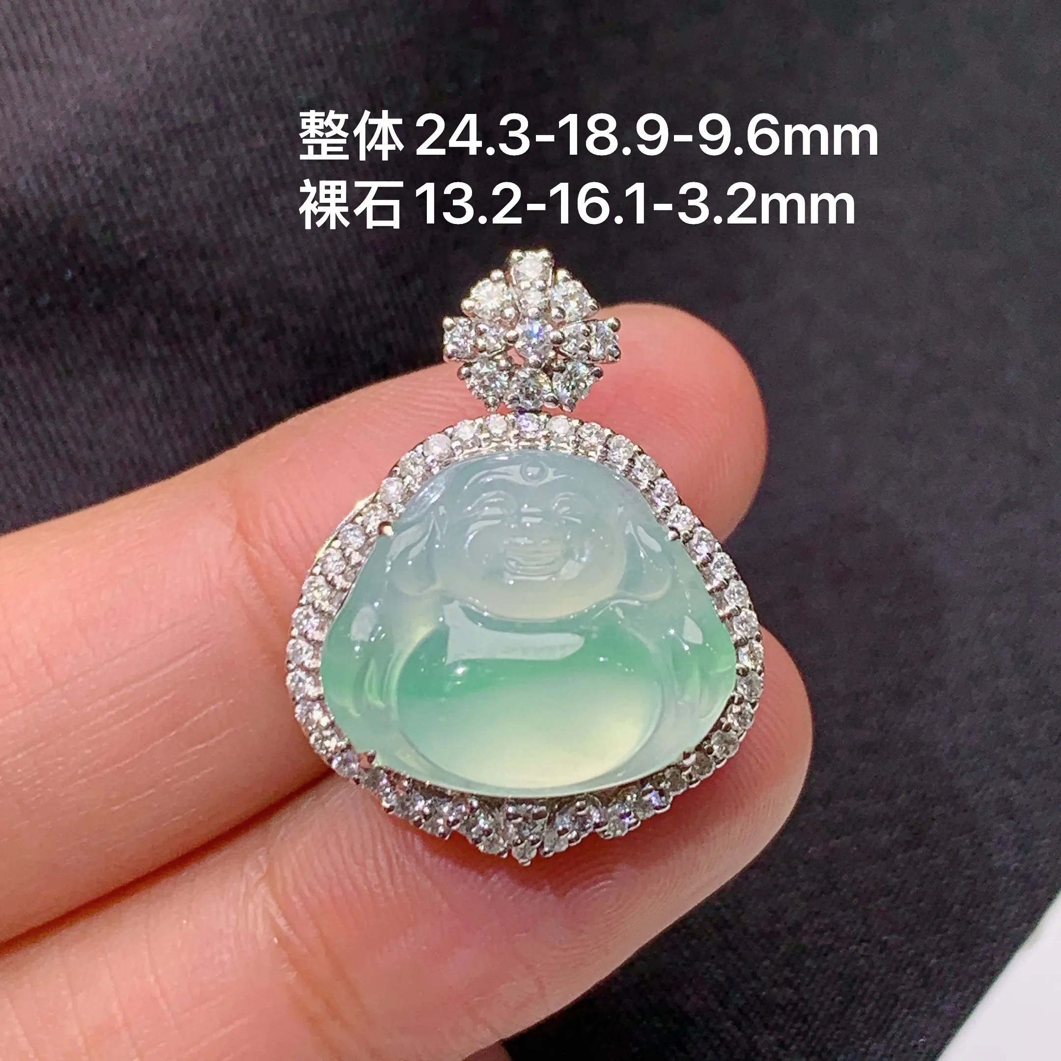冰飘绿笑佛吊坠，18k金镶嵌，冰润细腻，品相好，种水足，整体尺寸24.3*18.9*9.6