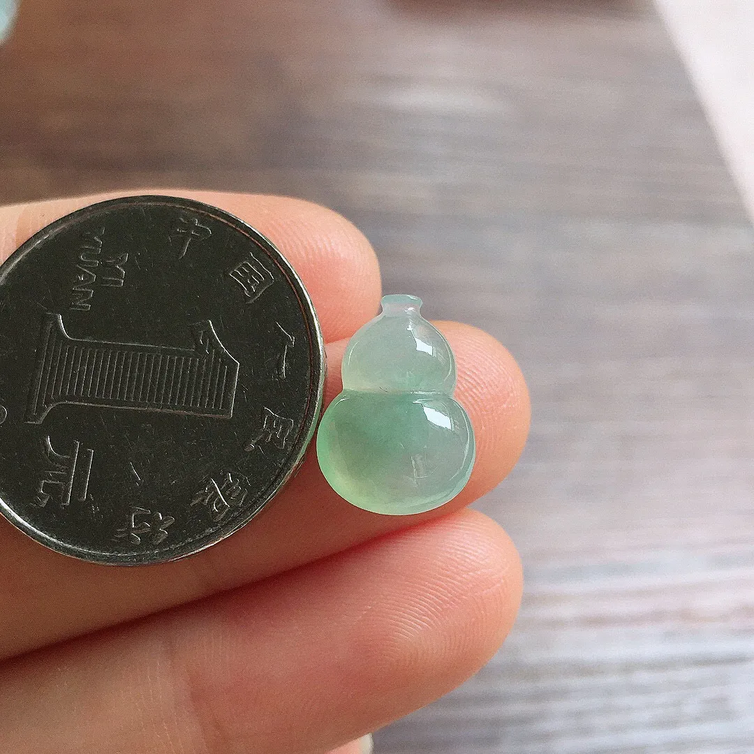 镶嵌款 冰晴底葫芦，冰润饱满，玉质细腻，种水足，整体尺寸14*10.2*4.7