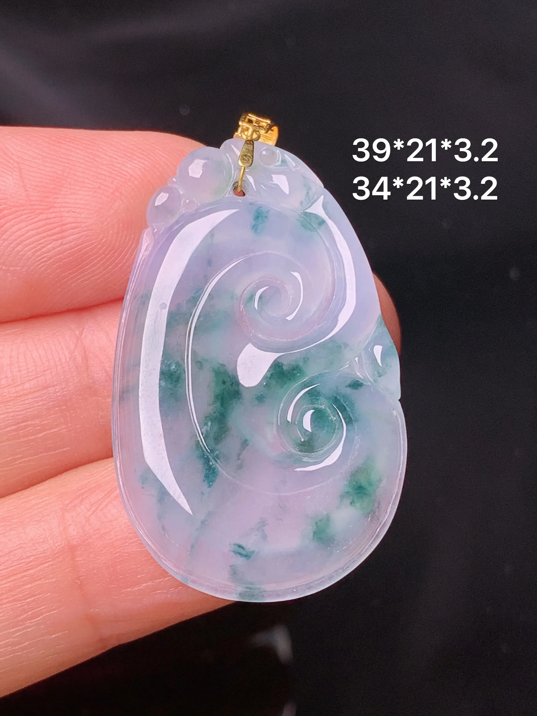 18k金镶嵌飘绿如意吊坠 玉质细腻 色泽清新艳丽 整体尺寸39*21*3.2