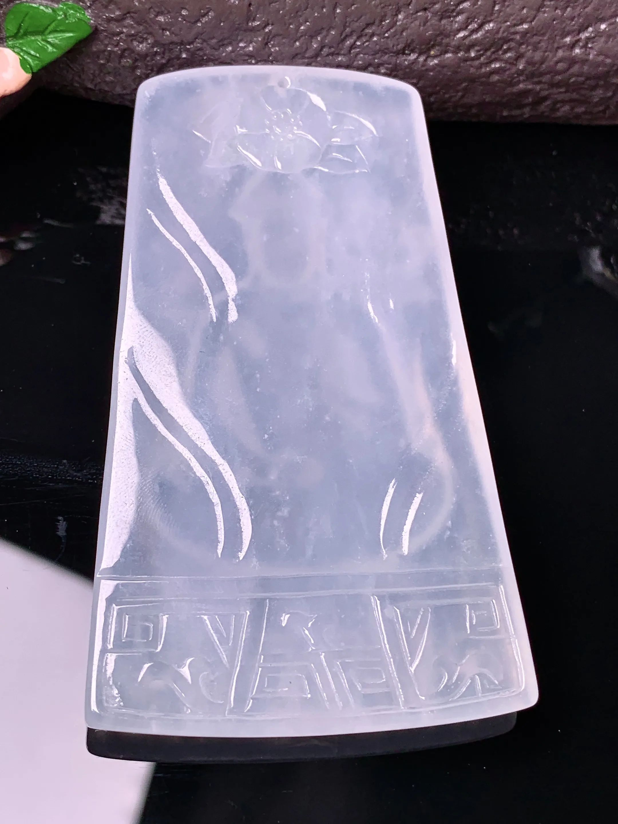 冰种观音菩萨吊坠 玉质细腻 色泽清新艳丽 整体尺寸67.3*40*5.6