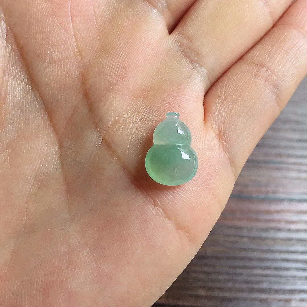 镶嵌款 冰晴底葫芦，冰润饱满，玉质细腻，种水足，整体尺寸14*10.2*4.7