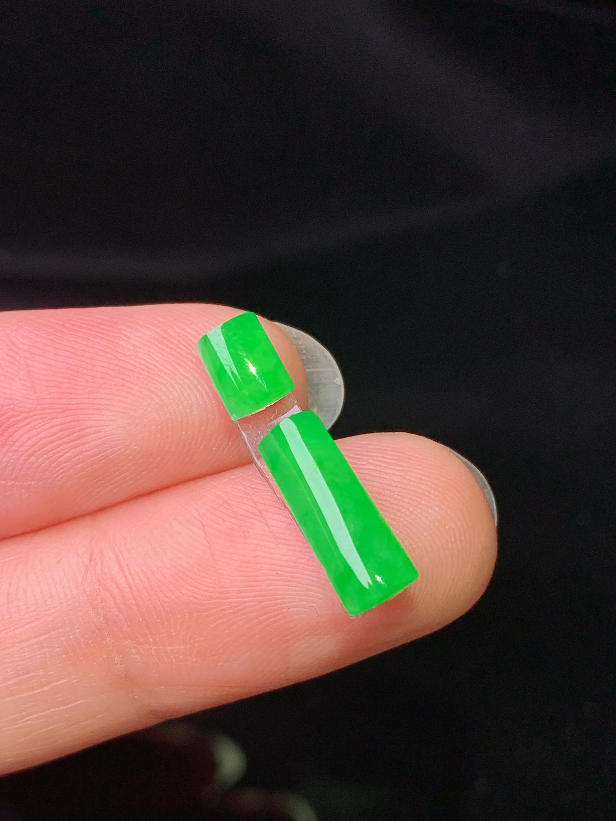 镶嵌款 满绿玉柱吊坠 玉质细腻 色泽清新艳丽 整体尺寸12.2*4.6*2.3