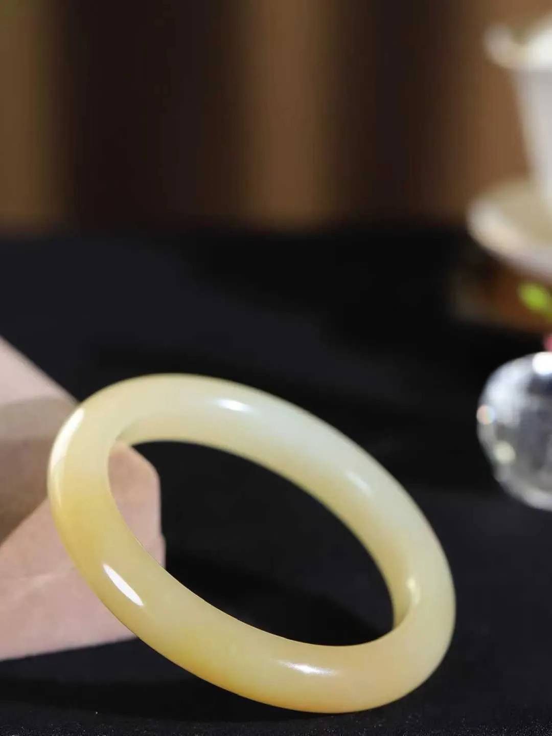 【一见钟情·手镯】

精品和田玉糖白玉手镯。镯型饱满，温润细腻，脂润沁香。️执一卷书，沏一盏茶，着一袭裙，戴一只镯。淡淡浅笺，素心若兰，静赏玉中诗画。悠悠岁月，芊手轻摘，盛满诗样芳华。
重48.3克   内径圈口55mm 尺寸11.1-8.8mm  FDT-721101441