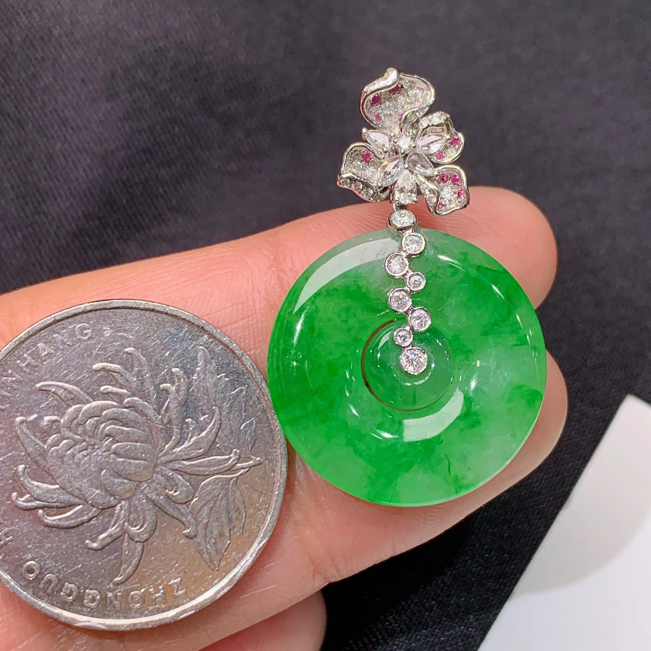 冰飘绿子母扣吊坠，18k金镶嵌，冰润色阳，玉质细腻，种水足，整体尺寸32.7*20.9*3.1