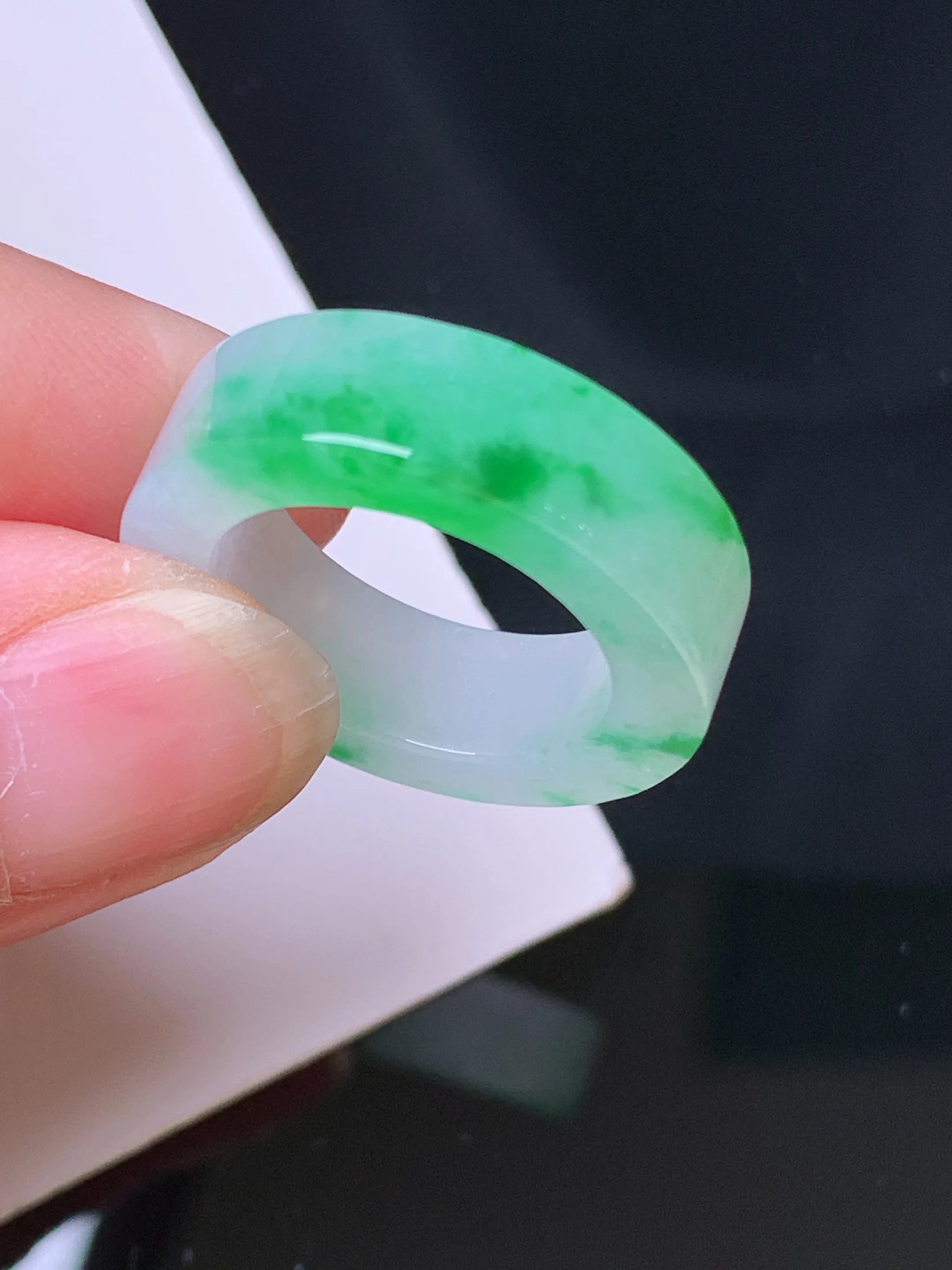 飘绿指环 玉质细腻 色泽清新艳丽 圈口10 整体尺寸23*6.2*3.8