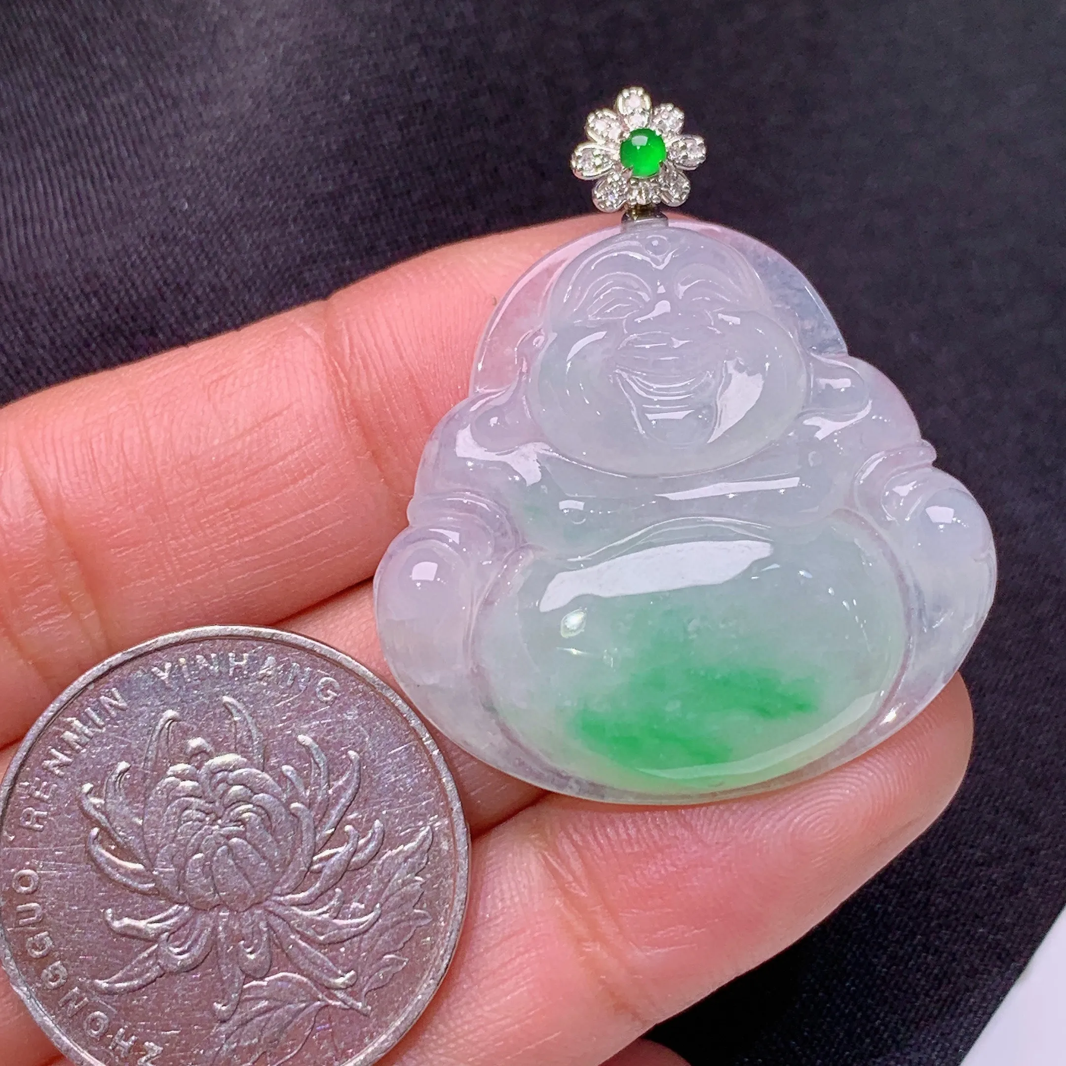 冰飘绿笑佛吊坠，18k金镶嵌，冰润细腻，品相饱满，种水足，整体尺寸36.7*32.1*6.2