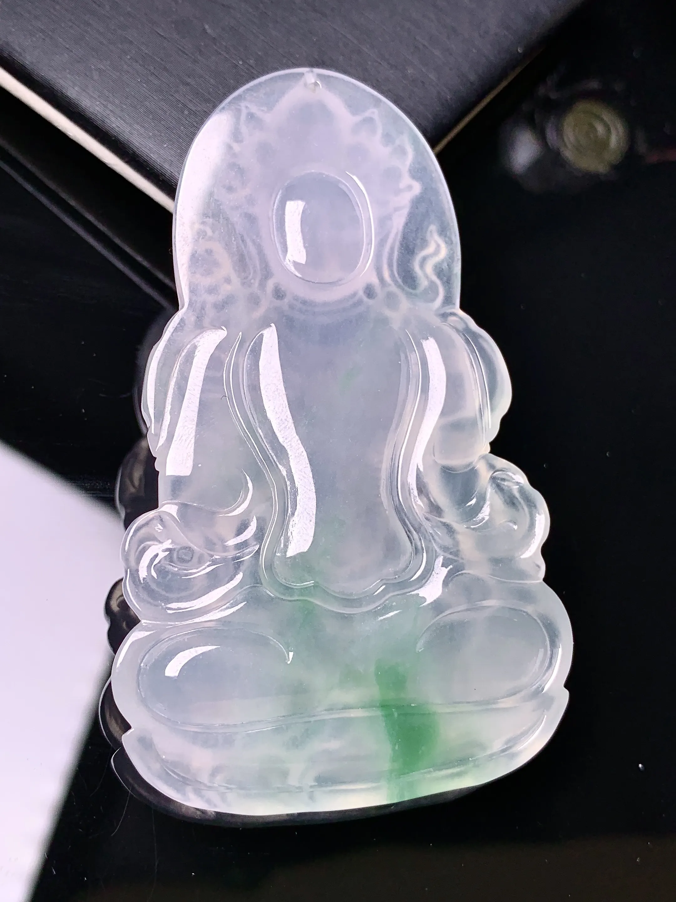 飘绿度母观音菩萨吊坠 玉质细腻 色泽清新艳丽 整体尺寸61.7*37.5*5.5