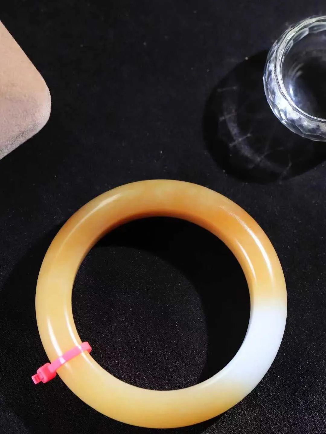 （一见倾心.手镯）

精品和田玉糖白玉手镯，玉质温润细腻 油性十足 手感舒适，高华雅逸，线条流畅，简约大气，美自天成，素雅高贵。佩戴于腕间，婉约之美，举手投足间透出那低调奢华。重81克 尺寸54-15.2-10.5mm161151430T