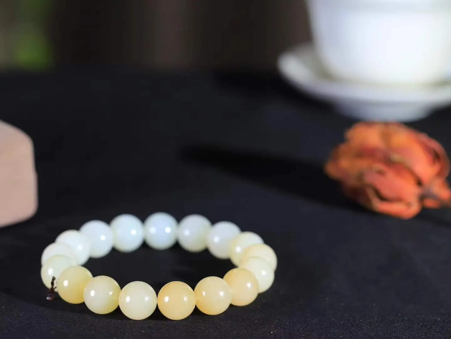 【珠圆玉润.手串】

新疆和田且末料糖白玉珠圆玉润手串 玉质温润细腻  整串打磨圆润，佩戴舒适。珠珠