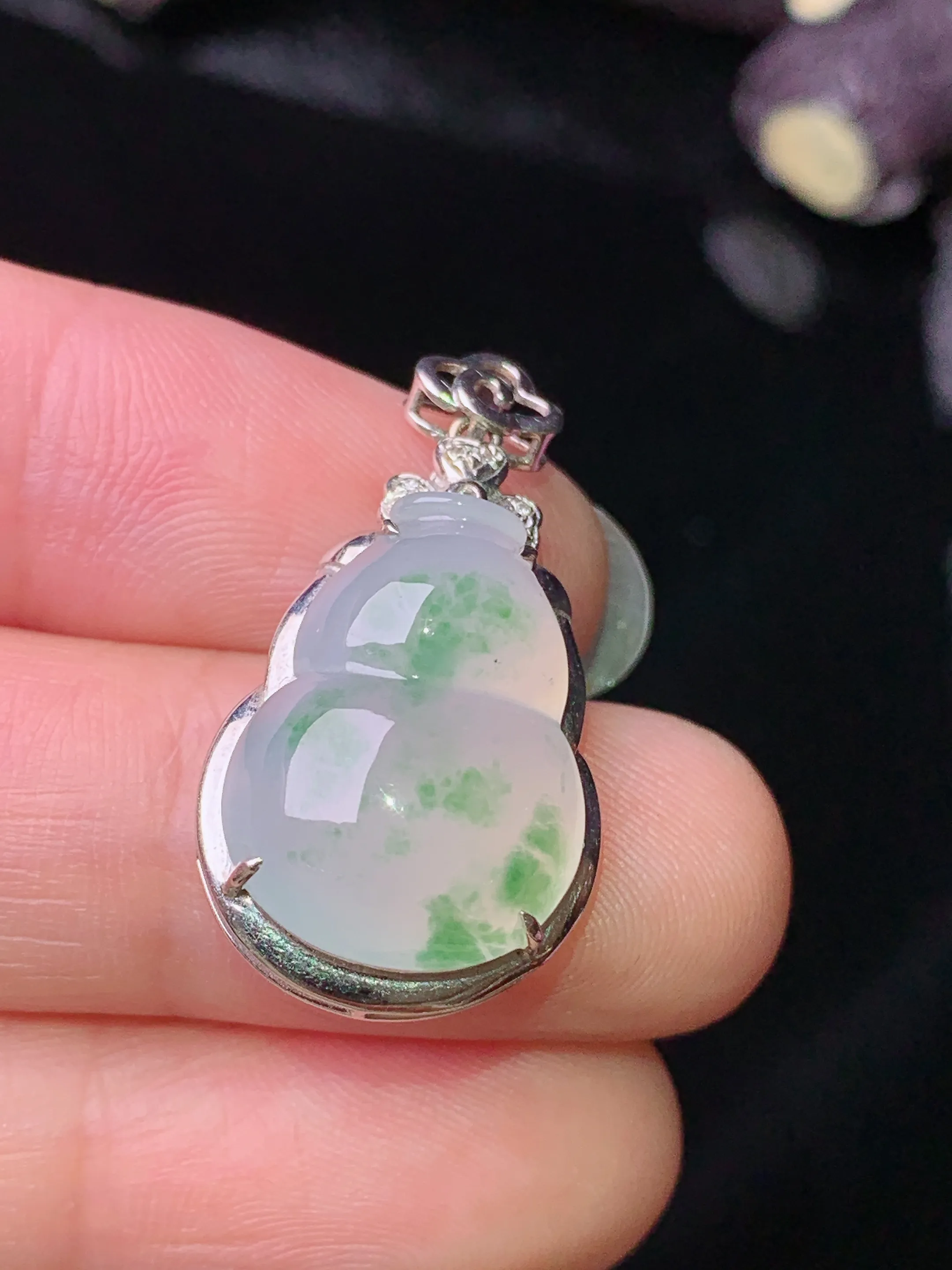 18k金钻镶嵌冰种飘绿葫芦吊坠 玉质细腻 色泽清新艳丽 整体尺寸27.7*15*7.7