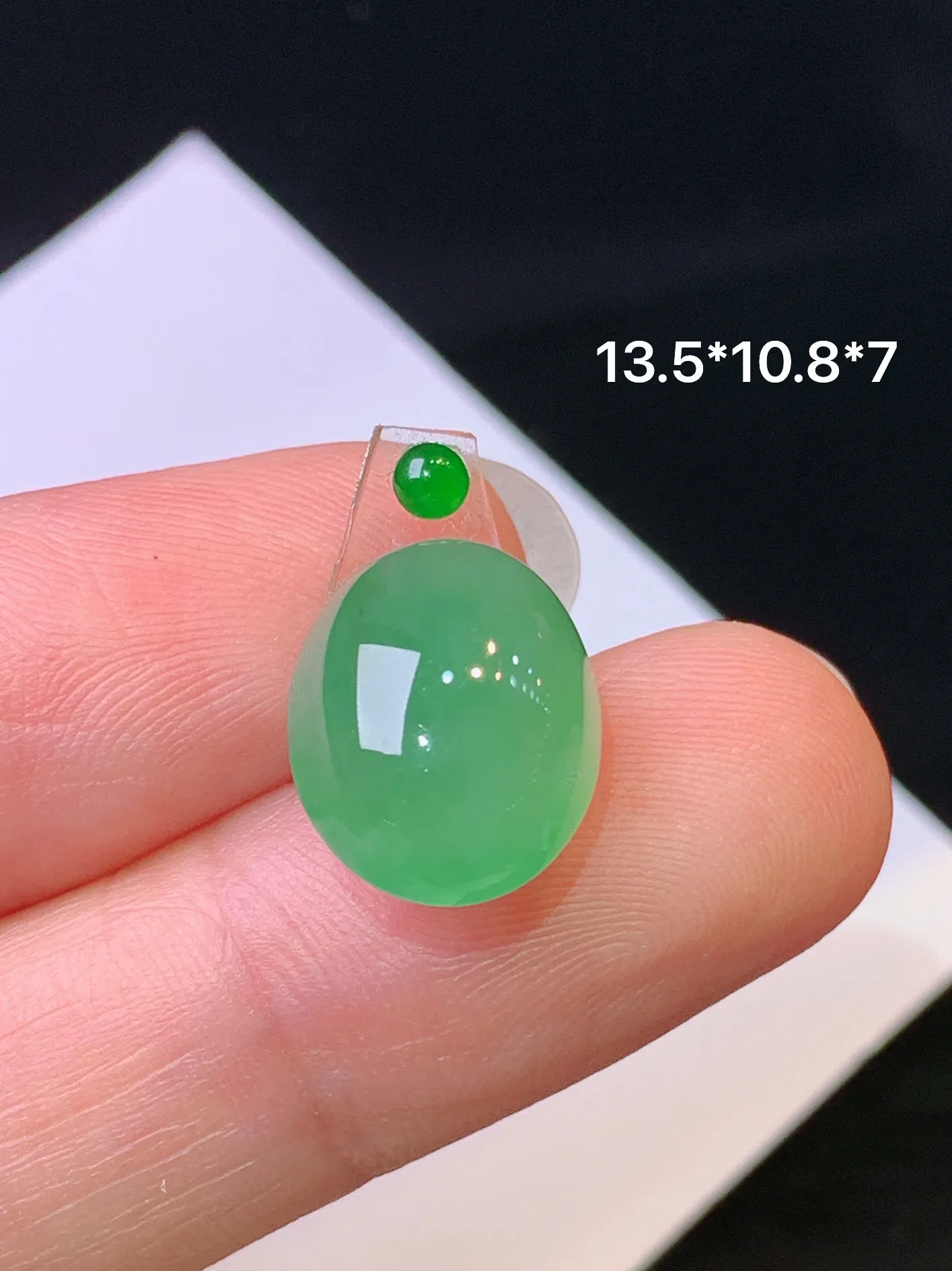 镶嵌款 浅绿蛋面吊坠 玉质细腻 色泽清新艳丽 整体尺寸13.5*10.8*7