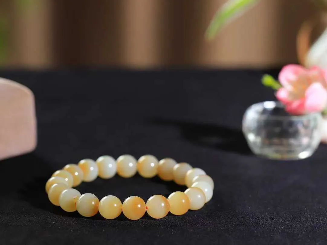 【珠圆玉润.手串】

新疆和田且末料糖白玉珠圆玉润手串 玉质温润细腻  整串打磨圆润，佩戴舒适。珠珠