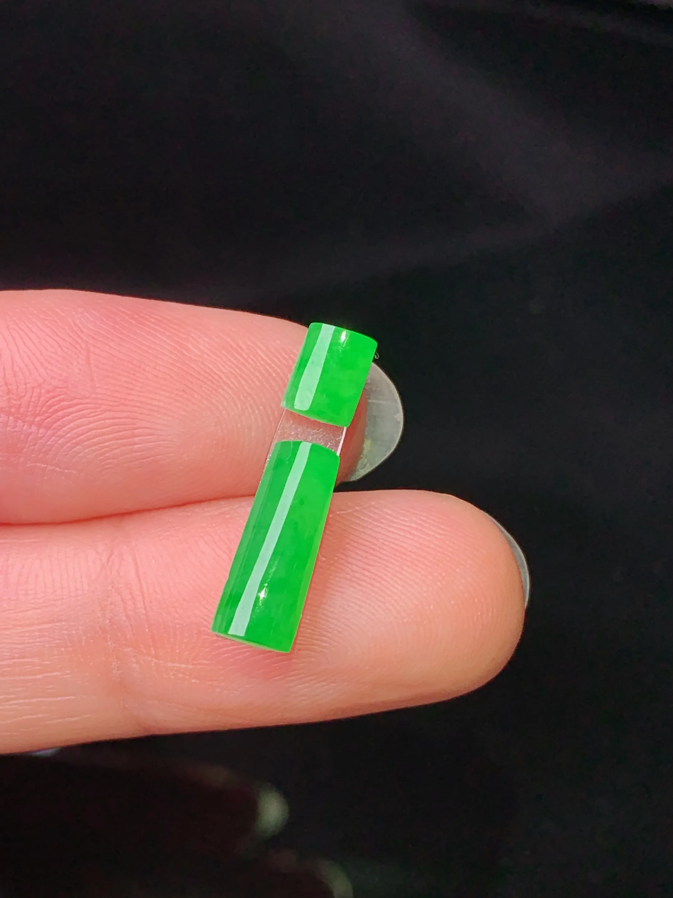 镶嵌款 满绿玉柱吊坠 玉质细腻 色泽清新艳丽 整体尺寸12.2*4.6*2.3