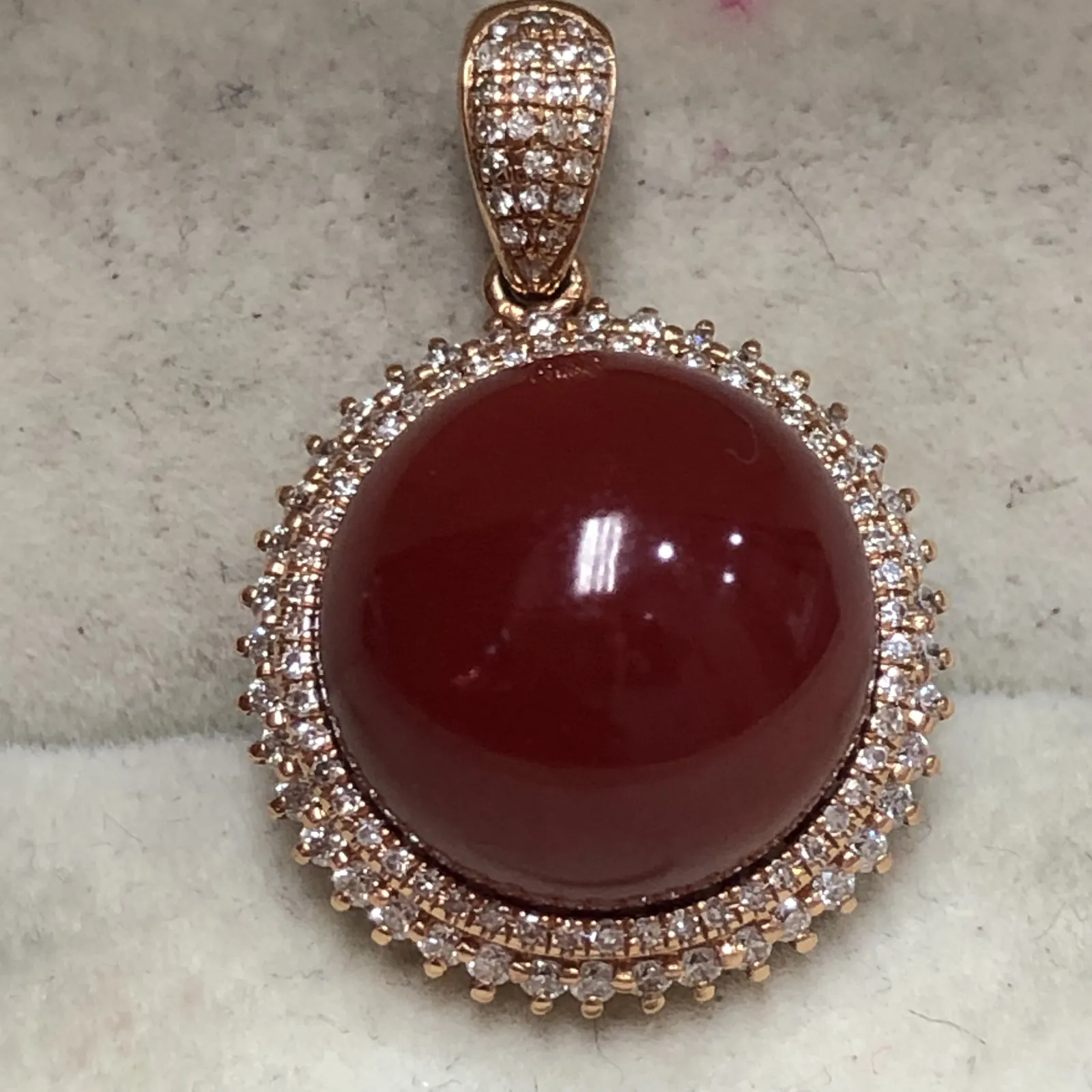 【天然牛血红珊瑚12.2mm圆珠豪气吊坠】传承佩戴收藏！天然无添加，无优化，日本阿卡材料，颜色赤血牛血红色，18k金双层钻石满钻镶嵌，吊坠裸石尺寸12.2*12.2mm，整体尺寸23.8*16.2*13.2mm，重量为4.53克。没有白芯没有虫眼！