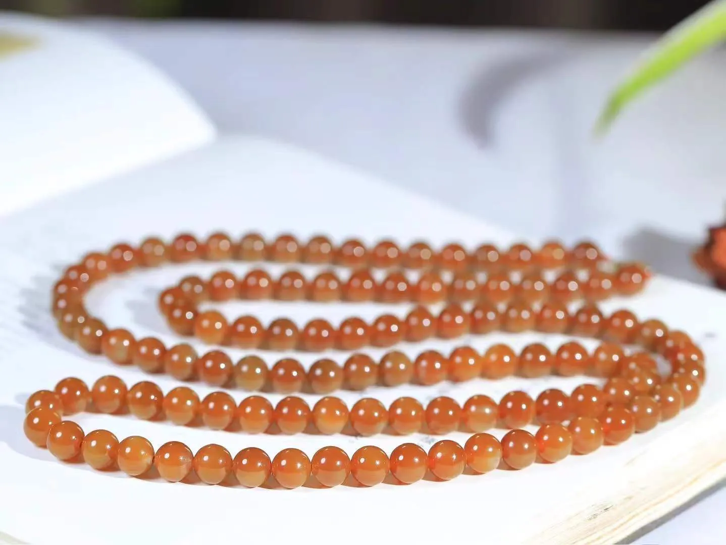 【珠圆玉润.项链】

精品和田玉糖玉珠圆玉润项链 玉质温润细腻 油性十足 佩戴舒适。珠珠落玉盘，间关