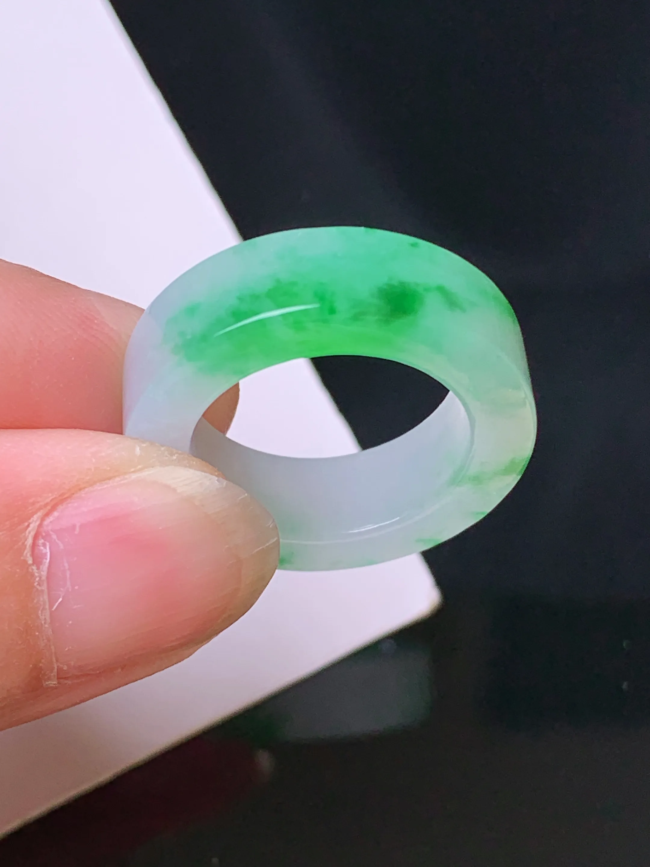 飘绿指环 玉质细腻 色泽清新艳丽 圈口10 整体尺寸23*6.2*3.8