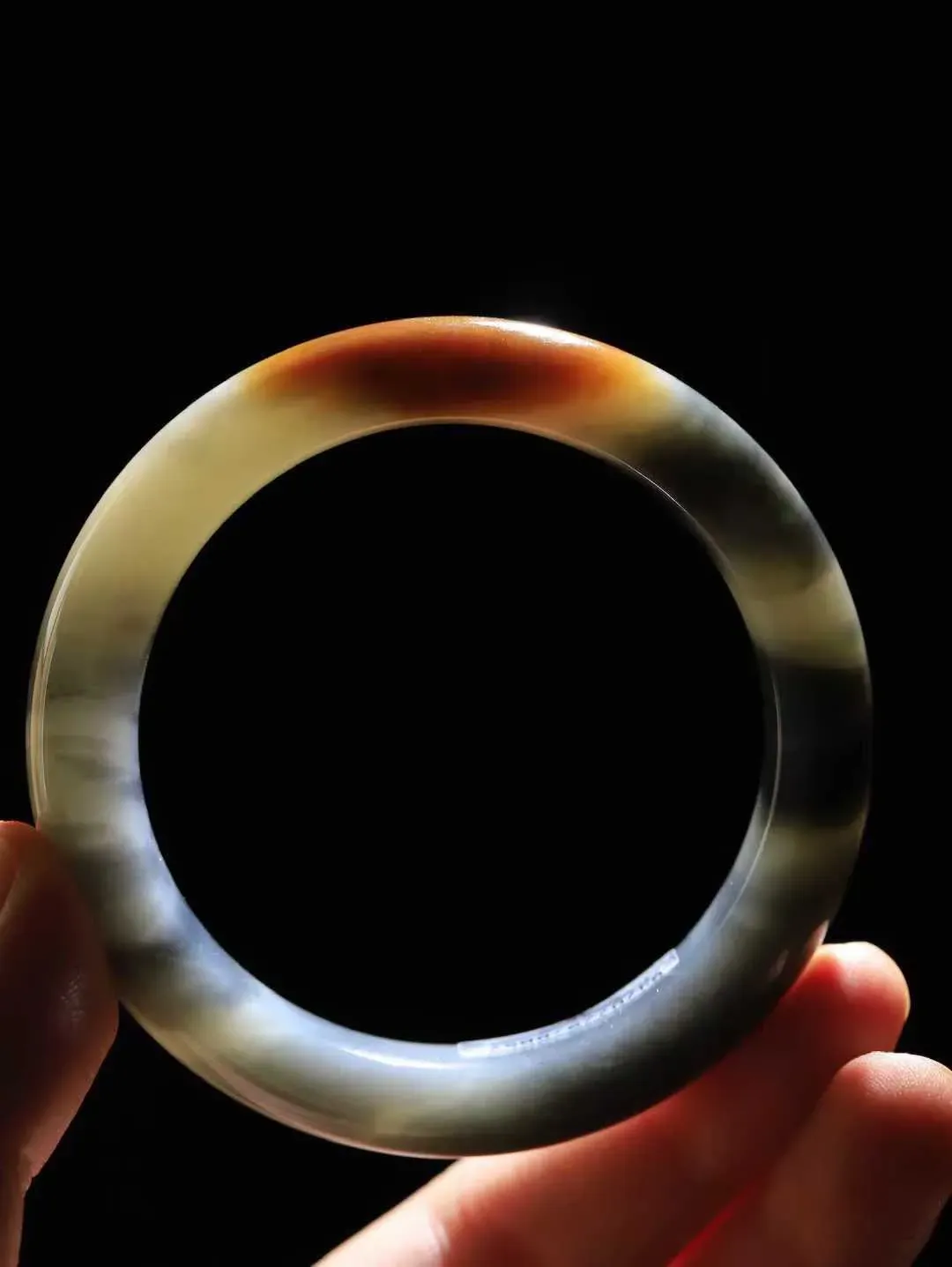 【籽.水墨风情.手镯】

新疆和田籽料青花手镯 玉质细腻饱满，镯型大气，脂感油润。青花晕染轻淌，让人迷醉其中，就如身在云雾飘渺的群山之中，雾气升腾～重64.8克 尺寸57-12.7-9.8mm FDA-771121400