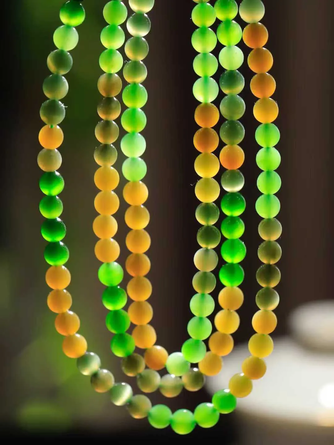 【珠圆玉润.项链】

精品和田玉三色珠圆玉润项链 玉质细腻油润 饱满光滑 质朴无华，悠远简单，人心境界远，百世修炼深，心灵常驻善意持，觉悟人生百世修。重44.2克 尺寸取一5.9mm  FDL-221101422