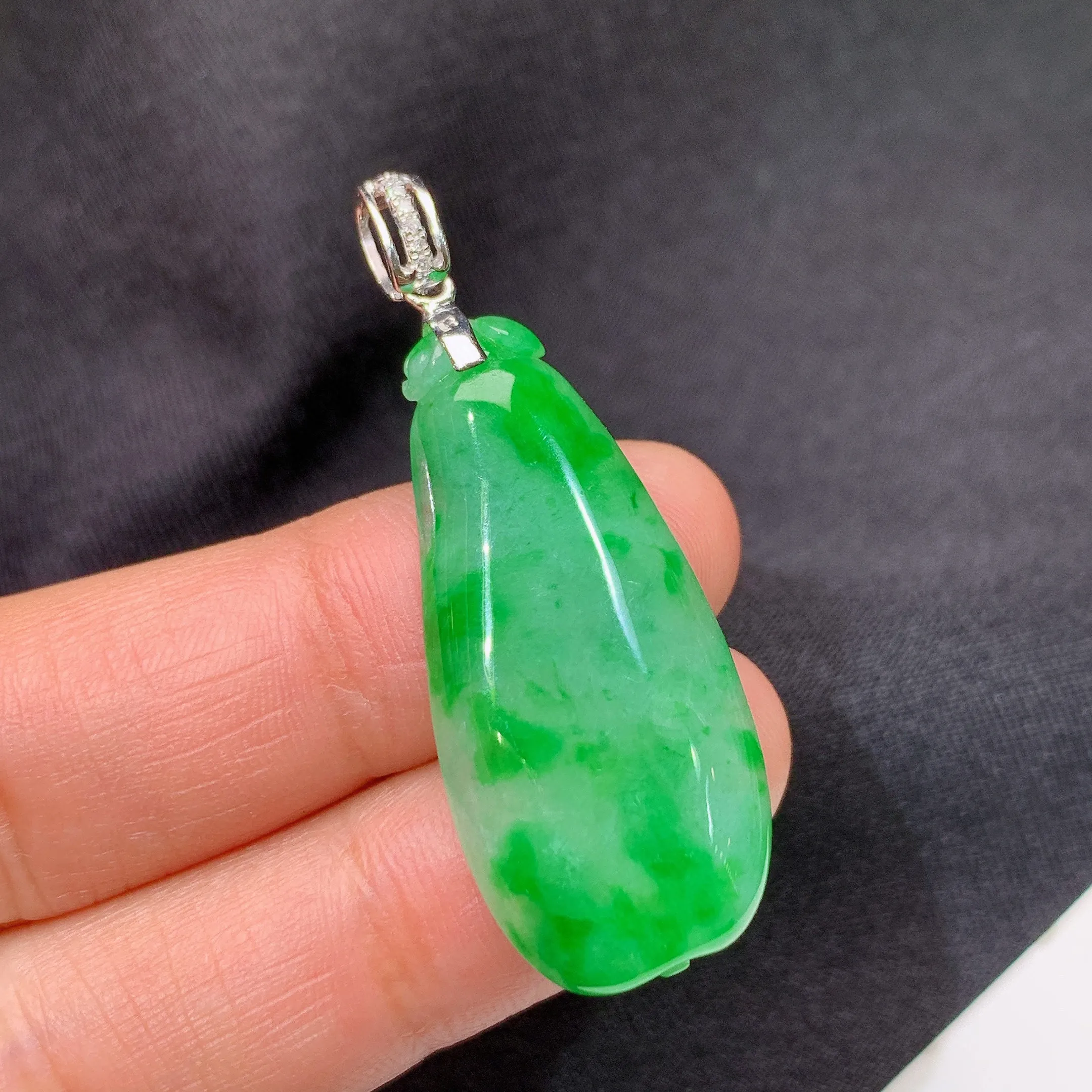 冰阳绿福瓜吊坠，18k金镶嵌，冰润色阳，玉质细腻，种水足，整体尺寸42*15.7*4.6