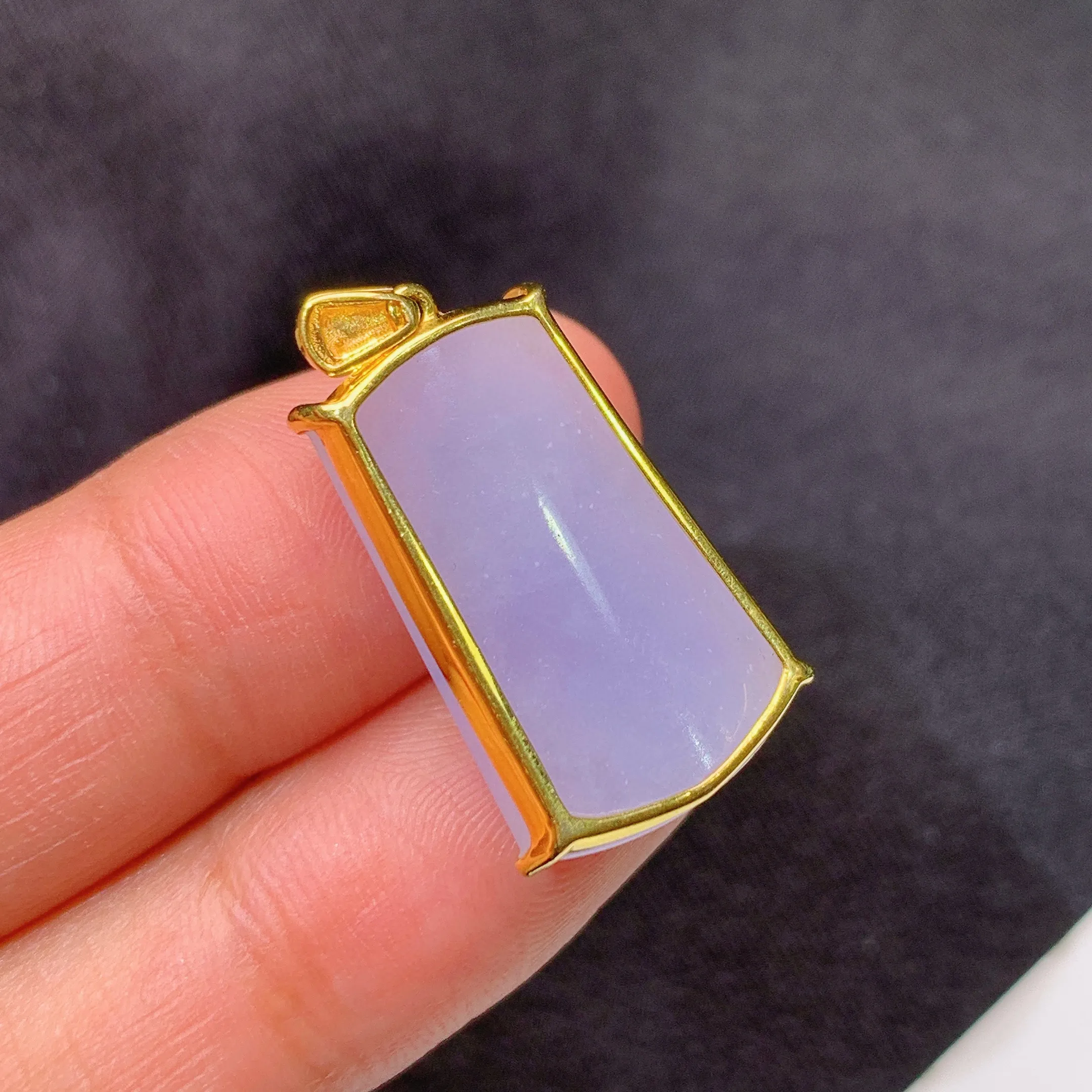 冰紫罗兰无事牌吊坠，18k金镶嵌，温润细腻，颜色鲜艳 整体尺寸26.6*14.7*5.7