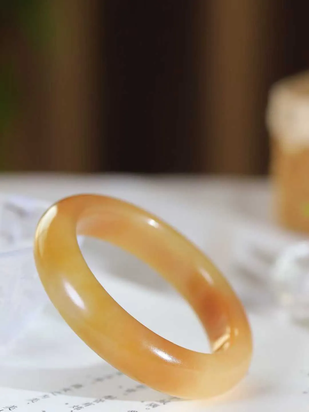 【暖玉生香·手镯】

精品和田玉糖白玉手镯，质地油润细腻，色泽高贵典雅，镯型古朴典雅。在诗情画意的雨巷相遇，你是我腕间的一抹风情，有你眸有深情，清风荡漾湖间静水，我愿俯身低眉，在烟波涟漪处，寻你深情倩影。内径53mm尺寸13.8-8.7mm重59.3克  691151451T